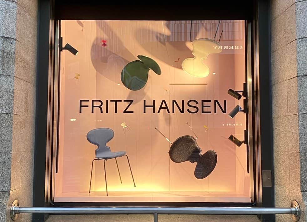 ELLE DECOR JAPANさんのインスタグラム写真 - (ELLE DECOR JAPANInstagram)「「フリッツ・ハンセン」が、創業150周年を記念したウィンドー展示を伊勢丹新宿店本館でスタート！　巨匠が手がけた名作が、ストーリー性と躍動感のある「フリッツ・ハンセン」の世界観で堪能できる展示をぜひチェックして。  6月7日（水）から本館1階ザ・ステージでにて店頭販売される、7名のクリエーターとコラボレーションした作品も見逃せない。  Styling: Tomoya Senda  #fritzhansen #フリッツハンセン #ドットスツール #スワンチェア #エッグチェア #セブンチェア #ドロップチェア #伊勢丹 #伊勢丹新宿 #オーラリー #岩井良太 #橋爪悠也 #サカナクション #山口一郎 #内田洋一朗 #バーナイ #黒沢祐子 #エルデコ #名作椅子 #伊勢丹新宿」5月26日 18時22分 - elledecorjapan