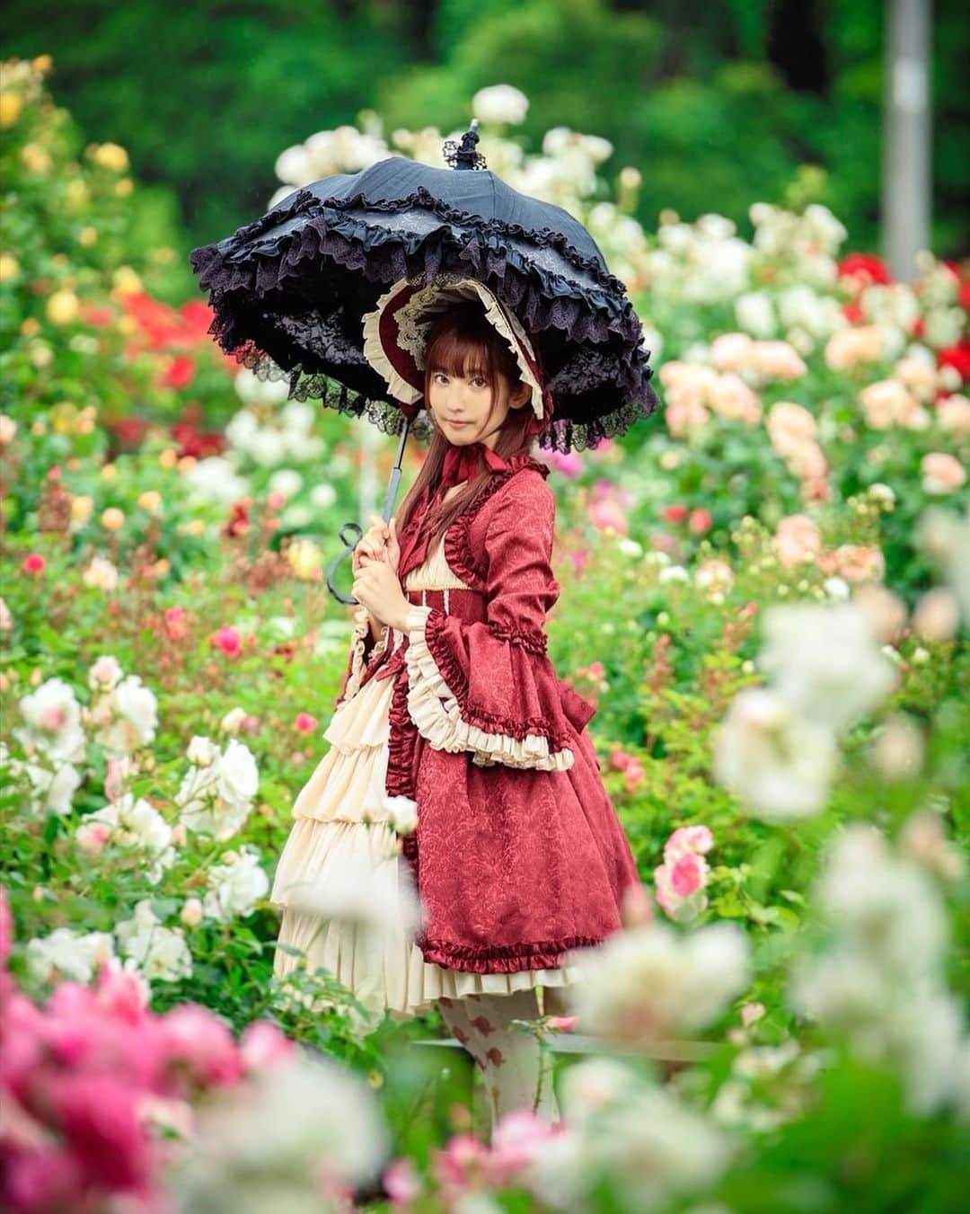 渚のインスタグラム：「薔薇達に囲まれて🌹  #portrait #薔薇園 #ローズガーデン #lolita #ロリータ #ロリータファッション #ロリィタコーデ #ロリィタ #epetice #エペティス」