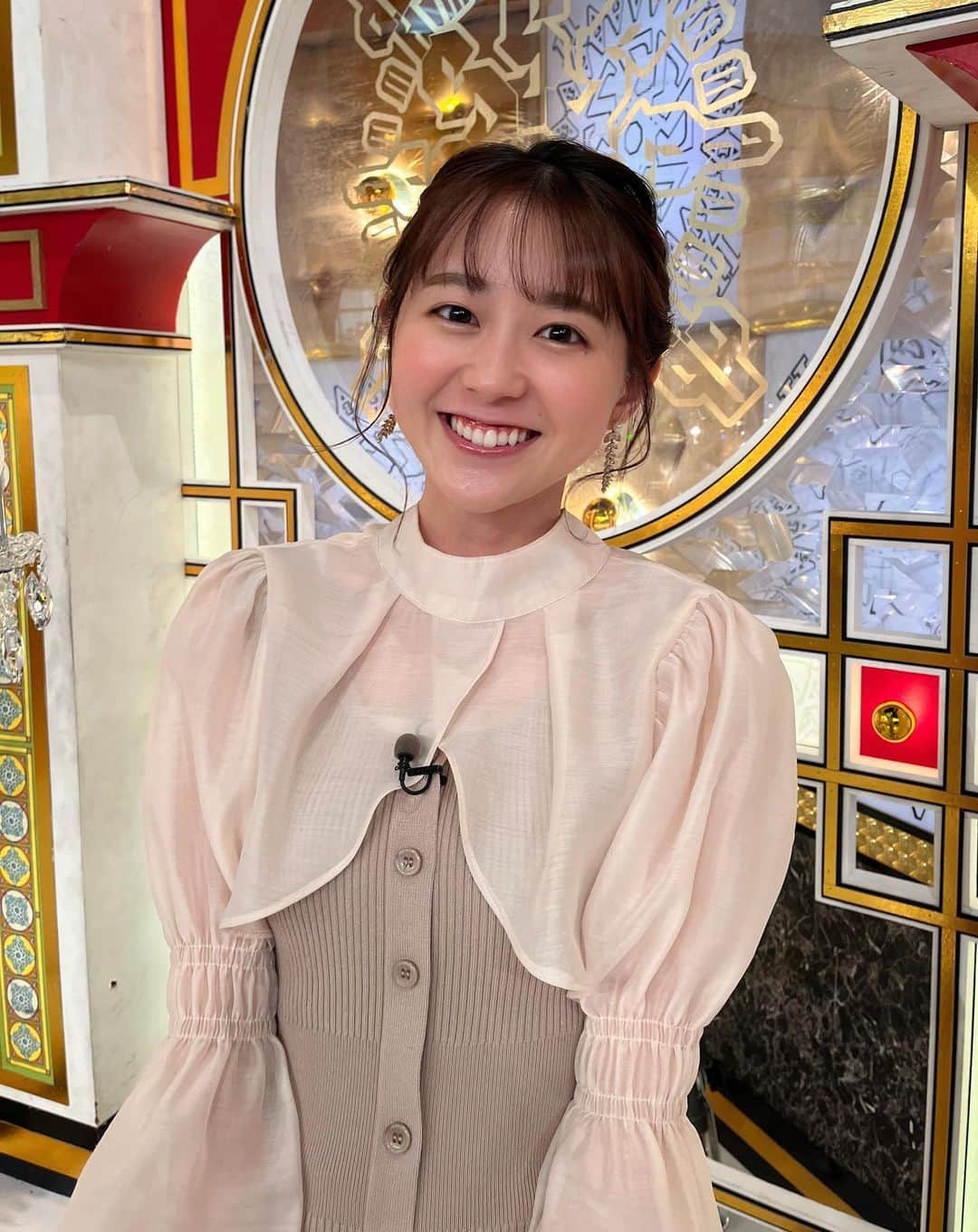 若林有子のインスタグラム：「今日の金スマはアンガールズ田中卓志さんがゲストです！  祝♡ご結婚ということで、 出会いから結婚までのお話をたっぷりお聞きしました🥰  奥様にもアンケートにお答えいただきましたよ〜🕊️  幸せいっぱい！ご覧ください☺️  #金スマ #若林有子  ワンピース: rienda パンプス: DIANA アクセサリー: ABISTE」