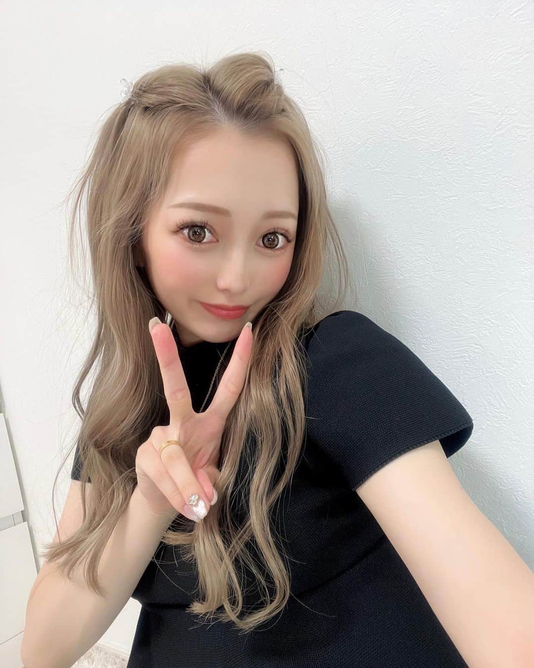 SUZUのインスタグラム：「❤︎  いつもと違うメイク💄 ブラウン使わず、コーラル系で♥♥  ラインもほとんど引かず☁️ だんだんナチュラル思考になってきた☺︎  自分に似合う垢抜けメイク勉強しよ♡♡  #メイク#マタニティ#マタニティライフ #妊娠中期#妊娠中の過ごし方#妊婦 #ナチュラルメイク#ママ#女の子ママ#姉妹ママ #垢抜けメイク#自分磨き」