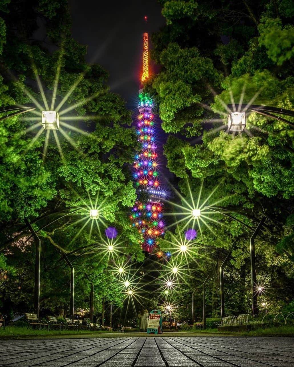 東京タワーさんのインスタグラム写真 - (東京タワーInstagram)「. ご紹介しきれなかった 素敵なお写真をご紹介する 5月のプレイバック東京タワー🗼   芝公園4号地から撮影されたお写真！  ここは東京タワーに向かって 街灯が連なる人気フォトスポット。  その先に見える東京タワーを 引き立ててくれているかのようです。   東京タワーはゴールデンウィークに点灯された スペシャルライトアップですね！   本日は、Your Tokyo Tower🗼から @sound_astra2 さんのお写真をご紹介！   素敵なお写真をありがとうございました😊  --------------------------------  【 お知らせ 】  # your_tokyotowerで あなたの東京タワー🗼をリポスト！  皆様からの投稿どしどしお待ちしております！ （@tokyotower_official のタグ付けもよろしくね🖐）  詳細はプロフィールにある 固定されたフィード投稿から↓ @tokyotower_official  --------------------------------  #東京タワー #東京タワー🗼  #tokyotower #tokyotower🗼  #ライトアップ #lightup」5月26日 18時19分 - tokyotower_official