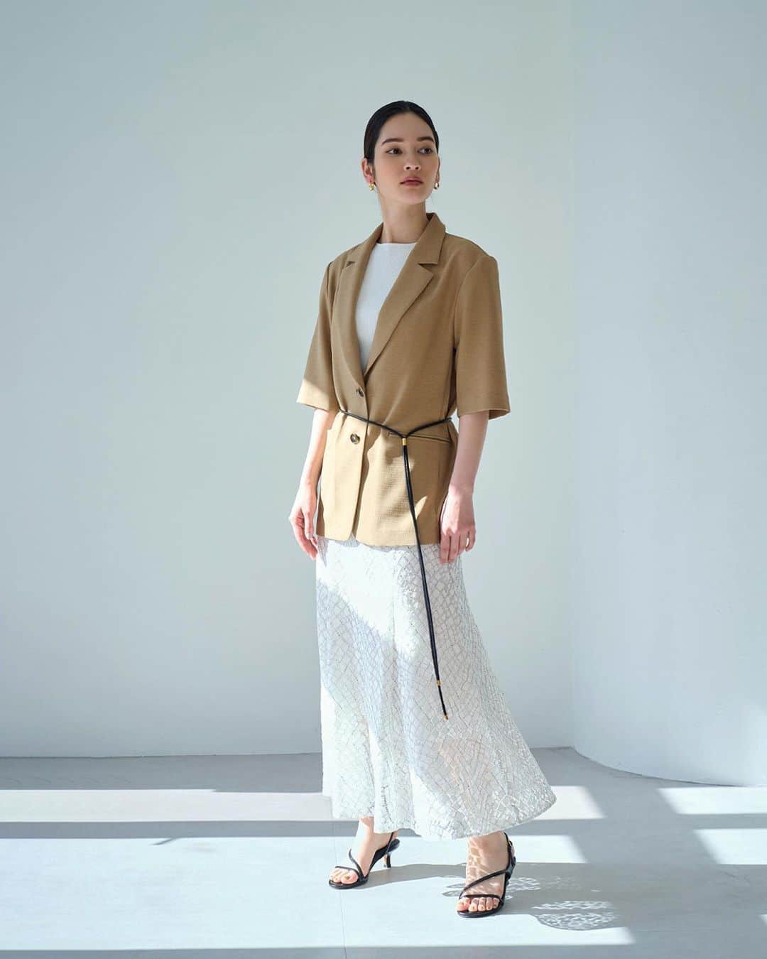 ロペのインスタグラム：「-URBAN RICH GARDEN 2023SS JUNE- ⁡ きちんと感と涼しさを両立した着こなしで、 夏のオフィスカジュアルを楽しんで。 小物をポイントに、 初夏の着こなしをぐんとおしゃれに。 ⁡ J'aDoRe JUN ONLINEでご購入いただけます。 ⁡ ⁡ ⁡ @rope_jp @jadorejunonline #URBANRICHGARDEN #LOOKBOOK #通勤コーデ #オフィスカジュアル #大人カジュアル #リラックスコーデ #夏コーデ #夏カラー #ロペ #ROPÉ #ropejp」