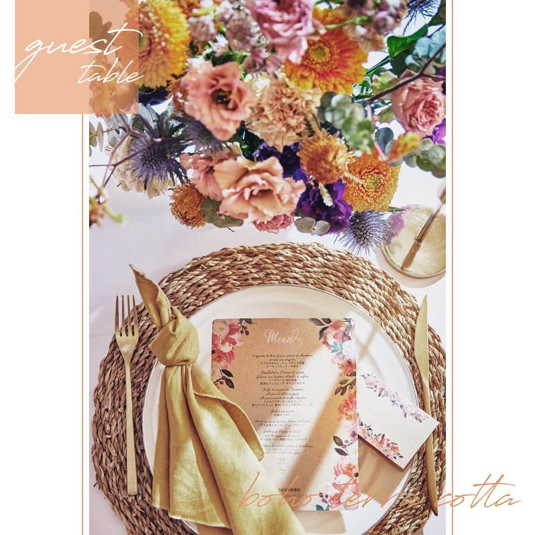スマ婚/オフィシャルアカウントさんのインスタグラム写真 - (スマ婚/オフィシャルアカウントInstagram)「テーブル装花 ⚘˖*  今回は、モダン系と民族系をミックスしたお洒落な花嫁さんにぴったりなテーブル装花をご紹介⸝⸝⸝♡︎  オレンジ・ベージュ・パープル系の花材を中心に、ドライ・シルバーグリーンをランダムにミックスしたスタイリング。 ヒッピーテイストと民族調を合わせたような自由でナチュラルなデザイン。調和され洗練されたスタイルは、華やかで落ち着きのある居心地の良い空間を楽しめます܀ꕤ୭*  今年1月にリニューアルした スマ婚のテーブル装花の1つです。  一般的な結婚式では、装花は新郎新婦とどんなものにしたいか打合せをしてデッサンを作っていきます。 デッサンを元に当日の装花をつくるので、当日まで仕上がりがイメージしにく状況でした。 また、要望に合わせて作成をするので、初期の見積よりも金額が上がりやすいです。  一方スマ婚では、すでにデザインが出来ている 4つのコンセプト 8つのテイストから選んでいただくので 費用も時間も抑えられるんです。 しかもお洒落で可愛い ❤︎ˎˊ˗  ⍨ ｛どんなのにして良いかわからない・・ ⍨ ｛イメージと違った・・ ⍨ ｛費用が上がってしまった・・  といった心配がありません ⸜( ´ ꒳ ` )⸝  気になる方は、是非スマ婚へお越しください ✰ˎˊ˗  ◌◍ - - - - - - - - - - - - - - - - -  @smakon_official をフォローいただき「#スマ婚」をつけてスマ婚𝑊𝑒𝑑𝑑𝑖𝑛𝑔 の写真をご投稿ください♡ 公式アカウントでシェアをさせていただきます♬  ＊＊＊＊【スマ婚 公式𝐿𝐼𝑁𝐸】＊＊＊＊ 結婚式に関するお悩みやご質問などLINEでお気軽にご相談ください♩ スマ婚公式LINEアカウントは@smakon_official プロフィールTOPのリンクよりご登録いただけます ＊＊＊＊＊＊＊＊＊＊＊＊＊＊＊＊＊＊＊  #スマ婚 #結婚式 #プレ花嫁 #式場探し #式場迷子 #ブライダル #プレ花嫁準備 #結婚式準備 #披露宴演出 #結婚式場選び #プレ花嫁さんと繋がりたい #全国の花嫁さんと繋がりたい #装花  #テーブル装花 #フラワーアレンジ #高砂装花 #卓装花 #スマ花 #smahana」5月26日 18時20分 - smakon_official