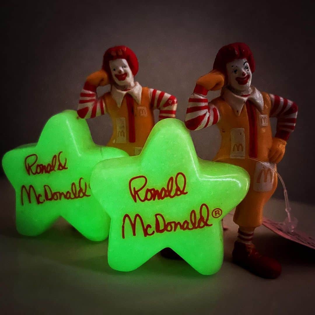 kiarrysのインスタグラム：「1980’s McDonald’s Meal Toy Ronald Glow in The Dark Star New in . んーやっぱ蓄光の雰囲気好きだなぁ。」