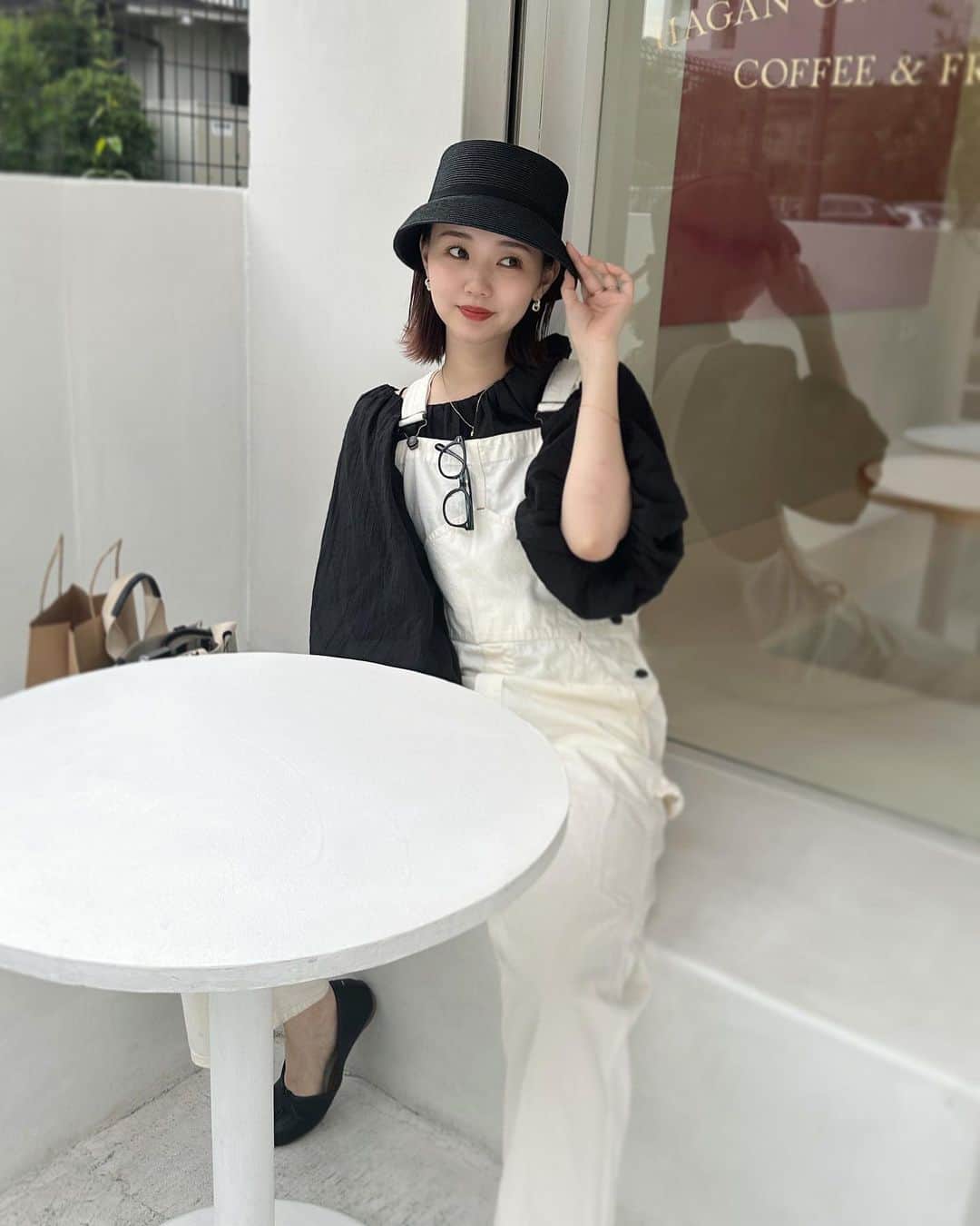 江野沢愛美さんのインスタグラム写真 - (江野沢愛美Instagram)「昨日の私服の詳細☺︎  360度どこから見ても盛れるブラウスは今日20時発売の新作です♡ 久々にオーバーオール着たけどやっぱりだいすきっ。  帽子は @ca4la_official で一目惚れ♡ 買ってからもこの帽子に合わせてコーデを考えたりしてる☺︎  photo by @minami_itohara ❤️」5月26日 18時30分 - enosawa_manami