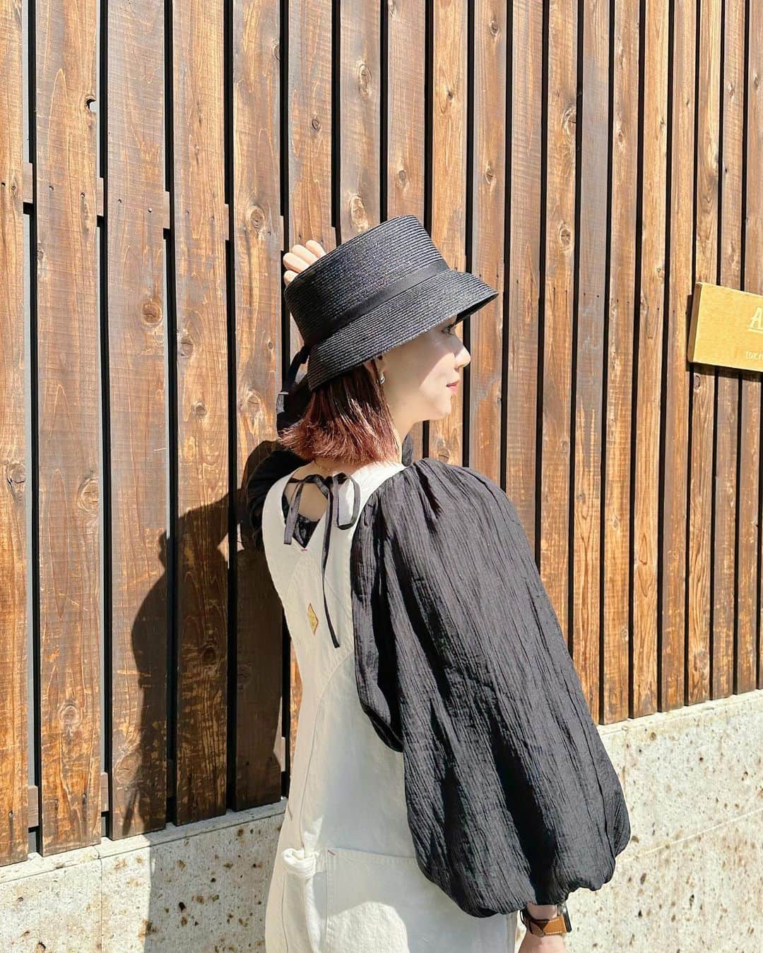 のインスタグラム：「昨日の私服の詳細☺︎  360度どこから見ても盛れるブラウスは今日20時発売の新作です♡ 久々にオーバーオール着たけどやっぱりだいすきっ。  帽子は @ca4la_official で一目惚れ♡ 買ってからもこの帽子に合わせてコーデを考えたりしてる☺︎  photo by @minami_itohara ❤️」