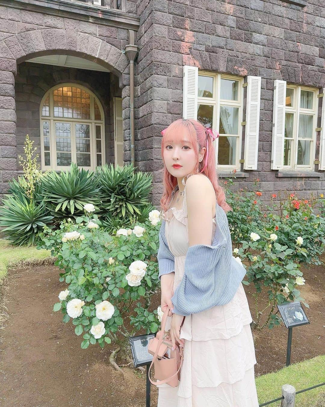 谷口夢奈さんのインスタグラム写真 - (谷口夢奈Instagram)「☁️ ⁡ ⁡ 新しく買ったお洋服着てうきうきしてた🤭 @muguet__official_ 可愛いよ〜🤍 ⁡ 全体的にほわほわデザインで ピンクが絶対あるから良き👌🏻 ⁡ ⁡ この日は曇だったので 写真では晴れにしときました😏 ⁡ ⁡ ⁡ #muguet #ミュゲ #旧古河庭園 #バラ園 #fashion #pinkhair #stylinghair #ootd #ピンクヘア #ヘアカラー #ハーフツイン #셀스타그램 #얼스타그램 #데일리룩 #오오티디」5月26日 18時30分 - yuna_tani