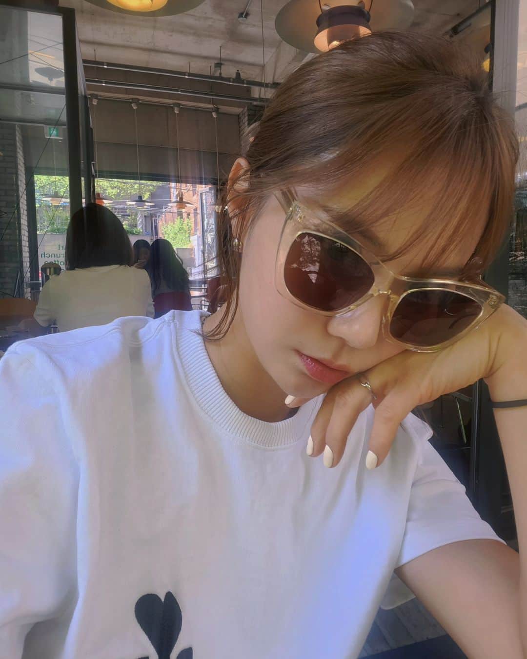 ユ・ハナのインスタグラム：「얘는  선글라스까지 잘 만들어  @seuloger」