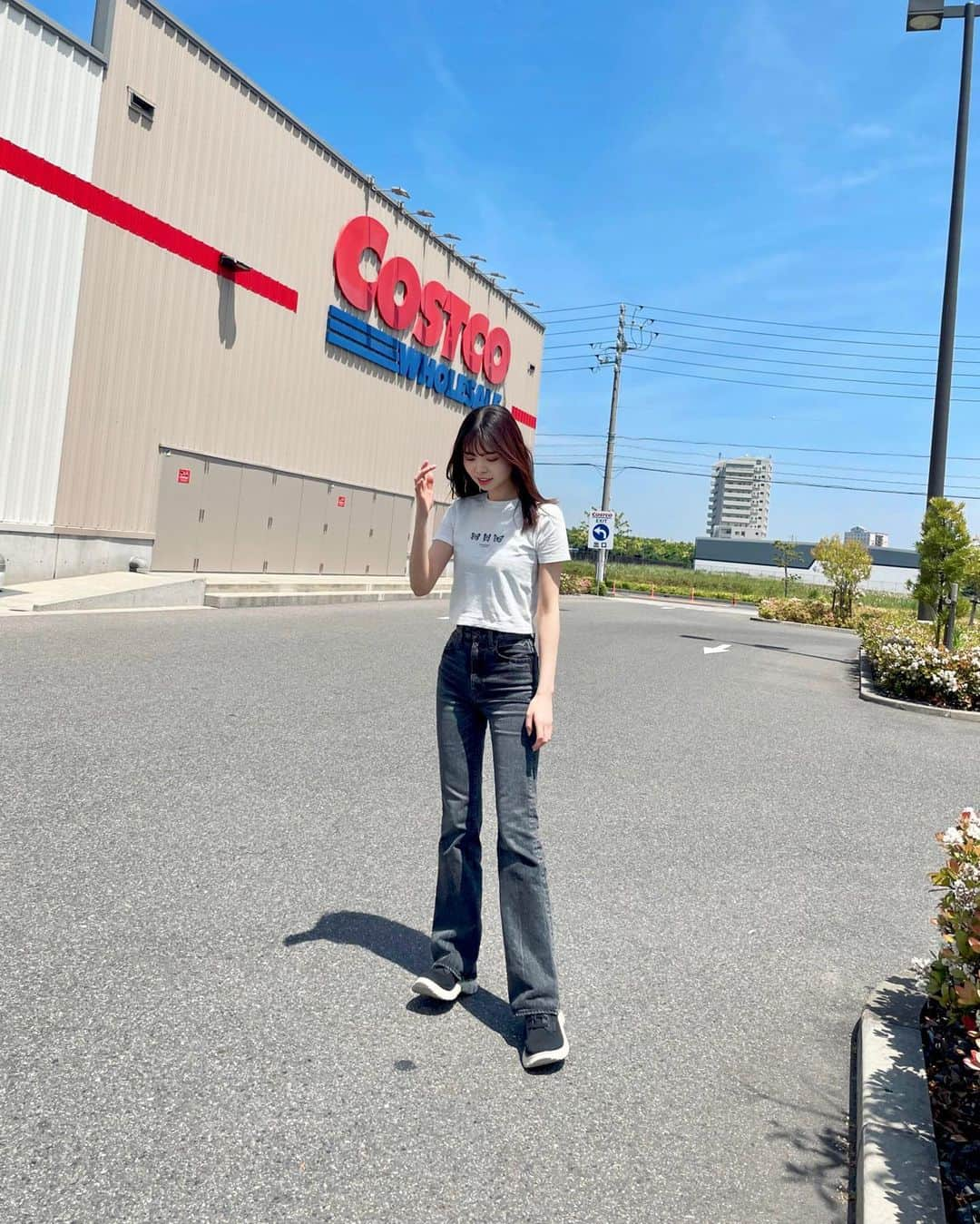 北川瑛里奈さんのインスタグラム写真 - (北川瑛里奈Instagram)「🚗🛍️ : 家族みんな少食だけどコストコ行ってきた笑 : しかし みんなお酒は沢山飲むので、ほぼおつまみ🍻 : : ヨーグルトとブルーベリーでアイス作るんだー🍨🫐 : : あとオリーブオイルがよかった！ フレーバーが付いてて、 バジル入れなくてもバジル味になる🌿 : : : ☑︎ tops：shein ☑︎ genes：moussy ☑︎ sneakers：charles&keith : : : : : : : #sneakers #summerfashion #ootd #japafood #costoco #costocojapan #コストコ #コストコ購入品 #コストコおすすめ商品 #コストコパーティー #おつまみ #晩酌 #夏コーデ #骨格ウェーブ #高身長女子 #高身長コーデ #マウジーデニム #デニムコーデ #クロップド丈 #スニーカー #スニーカー女子 #スニーカーコーデ」5月26日 18時23分 - elena_kitaoka