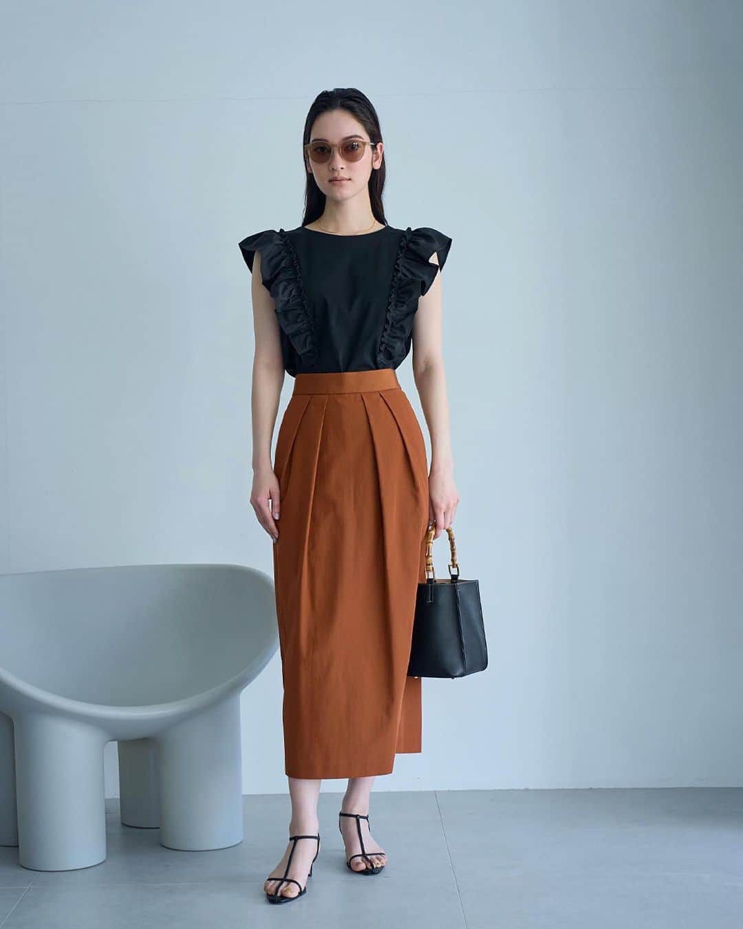 ロペのインスタグラム：「-URBAN RICH GARDEN 2023SS JUNE- ⁡ きちんと感と涼しさを両立した着こなしで、 夏のオフィスカジュアルを楽しんで。 小物をポイントに、 初夏の着こなしをぐんとおしゃれに。 ⁡ J'aDoRe JUN ONLINEでご購入いただけます。 ⁡ ⁡ ⁡ @rope_jp @jadorejunonline #URBANRICHGARDEN #LOOKBOOK #通勤コーデ #オフィスカジュアル #大人カジュアル #リラックスコーデ #夏コーデ #夏カラー #ロペ #ROPÉ #ropejp」