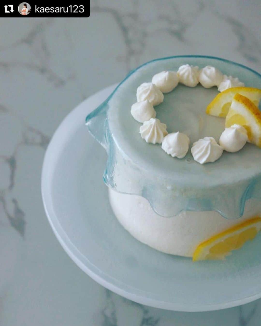 クスパさんのインスタグラム写真 - (クスパInstagram)「夏らしい涼やかさを感じます🩵 レモンの黄色もフレッシュな感じが可愛いです🍋 このケーキを自分で作れるようなにるためには7月のレッスン参加必須ですね！✊  #Repost @kaesaru123 with @use.repost ・・・ ・ もう5月終わり…？？  7月のレッスンメニューを試作中です。 海月みたいだなーーと思いながら作ってます。 またネーミングに悩む😅  レッスンのご案内をご希望の方は、公式LINEにご登録くださいませ！  新アカウントになりましたので、どうぞよろしくお願い致します🤲🤲  #lerable動画レッスン #お菓子教室lerable #動画レッスン  #クスパ公認インスタアンバサダー  #お菓子教室  #料理教室東京 #お菓子教室新宿  #初心者歓迎お菓子教室  #富澤商店クリエイター」5月26日 18時24分 - cookingschoolpark