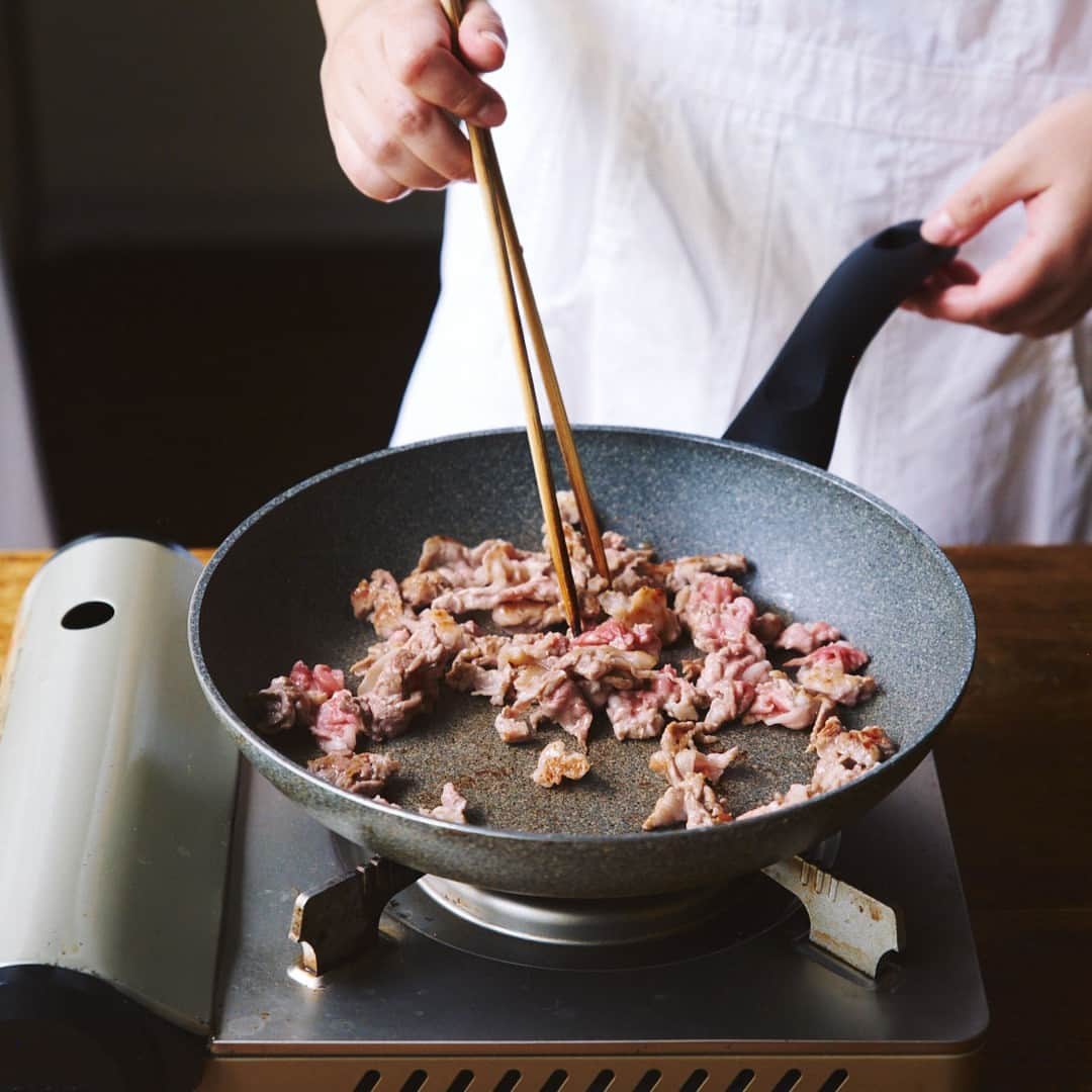 北欧、暮らしの道具店さんのインスタグラム写真 - (北欧、暮らしの道具店Instagram)「【フライパンおかず】たっぷりレタスでお肉を食べる「豚こま肉のしょうが焼き オイスターソースがけ」 . - - - - - - - - - - - -  忙しい夜にもフライパンひとつで ちゃちゃっと作れ、家族が喜ぶ肉レシピを 料理家の今井 真実（いまい まみ）さんに教わりました。  今回は豚こま肉の炒めもの。 今が旬のレタスをたっぷり入れた、 食感も楽しいひと皿です。  - - - - - - - - - - - - - - - - - 仕上げのオイスターソースがミソ！ 豚こま肉とたっぷりレタスのしょうが焼き - - - - - - - - - - - - - - - - -  【材料（2人分）】 豚こま切れ肉…150g レタス…2/3玉（150〜200g） しょうが（すりおろし）…1.5cm分（15g） 小口ねぎ（あれば）…適量  しょうゆ…小さじ2 油…小さじ1 オイスターソース…小さじ1  【作り方】 ❶ 豚こま切れ肉を炒める 豚こま切れ肉は1.5cm幅に切り、 フライパンに散らすように 並べたら火をつけて、中火で炒める。 肉が白っぽくなってきたら、しょうゆ、 しょうがを加えて火が通るまで炒める。  ❷レタスを加えて炒める レタスを大きめにちぎり、肉の上にのせる。 油を全体にまわしかけ、菜箸とゴムヘラで レタスと肉を手早く絡めるようにしながら炒める。 レタスのかさが少し減り、油が全体にまわって ツヤっとしたら火をとめ、お皿に盛る。 熱いうちにレタスにオイスターソースを回しかけ、 刻んだ小口ねぎをぱらりとかければ出来上がり。  - - - - - - - - - - - - - - - - - - - - - - -  今井さん： 「レタスは余熱でも火が通るので、 半生くらいのタイミングで 火を止めるのがポイントです。 オイスターソースは火を 止めてからかけることで、 レタスから水分が出ず、 しゃきっとした食感に仕上がります。 ねぎの代わりにパクチーを散らしたり、 レモン汁やお酢をかけてもおいしいですよ」  #food#foodstagram#レシピ#晩ごはん#夕飯#献立#時短レシピ#ランチ#昼ごはん#ごはん豚こま肉のしょうが焼き#ご飯のおとも#生姜焼き#フライパンレシピ#料理#今井真実 さん#暮らしを楽しむ#日々の暮らし#北欧#暮らし#北欧暮らしの道具店」5月26日 18時25分 - hokuoh_kurashi