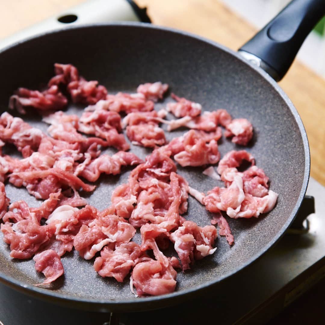 北欧、暮らしの道具店さんのインスタグラム写真 - (北欧、暮らしの道具店Instagram)「【フライパンおかず】たっぷりレタスでお肉を食べる「豚こま肉のしょうが焼き オイスターソースがけ」 . - - - - - - - - - - - -  忙しい夜にもフライパンひとつで ちゃちゃっと作れ、家族が喜ぶ肉レシピを 料理家の今井 真実（いまい まみ）さんに教わりました。  今回は豚こま肉の炒めもの。 今が旬のレタスをたっぷり入れた、 食感も楽しいひと皿です。  - - - - - - - - - - - - - - - - - 仕上げのオイスターソースがミソ！ 豚こま肉とたっぷりレタスのしょうが焼き - - - - - - - - - - - - - - - - -  【材料（2人分）】 豚こま切れ肉…150g レタス…2/3玉（150〜200g） しょうが（すりおろし）…1.5cm分（15g） 小口ねぎ（あれば）…適量  しょうゆ…小さじ2 油…小さじ1 オイスターソース…小さじ1  【作り方】 ❶ 豚こま切れ肉を炒める 豚こま切れ肉は1.5cm幅に切り、 フライパンに散らすように 並べたら火をつけて、中火で炒める。 肉が白っぽくなってきたら、しょうゆ、 しょうがを加えて火が通るまで炒める。  ❷レタスを加えて炒める レタスを大きめにちぎり、肉の上にのせる。 油を全体にまわしかけ、菜箸とゴムヘラで レタスと肉を手早く絡めるようにしながら炒める。 レタスのかさが少し減り、油が全体にまわって ツヤっとしたら火をとめ、お皿に盛る。 熱いうちにレタスにオイスターソースを回しかけ、 刻んだ小口ねぎをぱらりとかければ出来上がり。  - - - - - - - - - - - - - - - - - - - - - - -  今井さん： 「レタスは余熱でも火が通るので、 半生くらいのタイミングで 火を止めるのがポイントです。 オイスターソースは火を 止めてからかけることで、 レタスから水分が出ず、 しゃきっとした食感に仕上がります。 ねぎの代わりにパクチーを散らしたり、 レモン汁やお酢をかけてもおいしいですよ」  #food#foodstagram#レシピ#晩ごはん#夕飯#献立#時短レシピ#ランチ#昼ごはん#ごはん豚こま肉のしょうが焼き#ご飯のおとも#生姜焼き#フライパンレシピ#料理#今井真実 さん#暮らしを楽しむ#日々の暮らし#北欧#暮らし#北欧暮らしの道具店」5月26日 18時25分 - hokuoh_kurashi