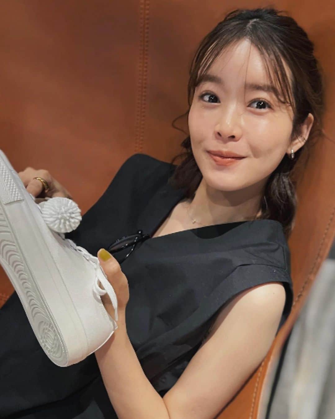 猪鼻ちひろのインスタグラム：「🏠🧼🧊 欲しい！が詰まった ライフオンプロダクツ株式会社の新ブランド「Life on Products」の新商品発表会に参加してきました☺️  たのしく丁寧に説明して頂いて、みんなで談笑しながらも、欲しいものが増えてサイトと睨めっこしながら帰宅。  新製品として冷凍庫とクリーナーの発表があったのですが、インテリア家電(冷凍庫)は6月中旬、家事生活雑貨(クリーナー)は7月中旬から順次発売となるとのことで、わくわく🥹  1〜3/私が手に持っているものは色んな汚れを落とせる優れ物。ブラシの先端のノズルが変えられるのです。 靴の汚れを落とすのにも、キッチンの汚れ落としにも、めちゃくちゃピッタリ👏  その他にも、卓上掃除機もパンのカスなどこぼしがちな私にはピッタリ(お子様いる方は消しゴムのカスとか相当出そうだよね)  4〜5/お洒落な冷凍庫！(コンクリート調／木目調) あっという間にパンパンになるからこれ需要高いのでは！ "インテリアとして置けるデザイン" だから二台目にお部屋においても良さそう◎  この冷凍庫はロゴの位置や中身の色(中までグレー)部屋に馴染むデザインとなっているのと、大きい冷蔵庫は、冷蔵庫モードか冷凍庫モードか切り替え可能◎  6〜7/クリーナーはスイスイ汚れが落ちる本格派なのに、スッと立てかけられる。 暗いところは照らしてくれるよ(子どもも積極的にやっていて可愛い♡) 床掃除だけは好きなので(整理整頓は苦手)ピカピカにしたーい！子どもも積極的にやっていて可愛かった♡  8/ライフオンプロダクツからでてる別ブランドの製品たち。 美顔器かスチーマーか、、木が使われたポータブル充電器か…さてどれにしよう(ここで相談するやつ)  9〜10/おまみさんが大爆笑させてくれる&してくれるので、笑いが止まりませんでした♡会えるとパワーチャージできて嬉しい☺️  @lifeonproducts家電やインテリア好きの方 要チェックです😏✔️ #ライフオンプロダクツ #lifeonproducts #デザイン家電 #PR」