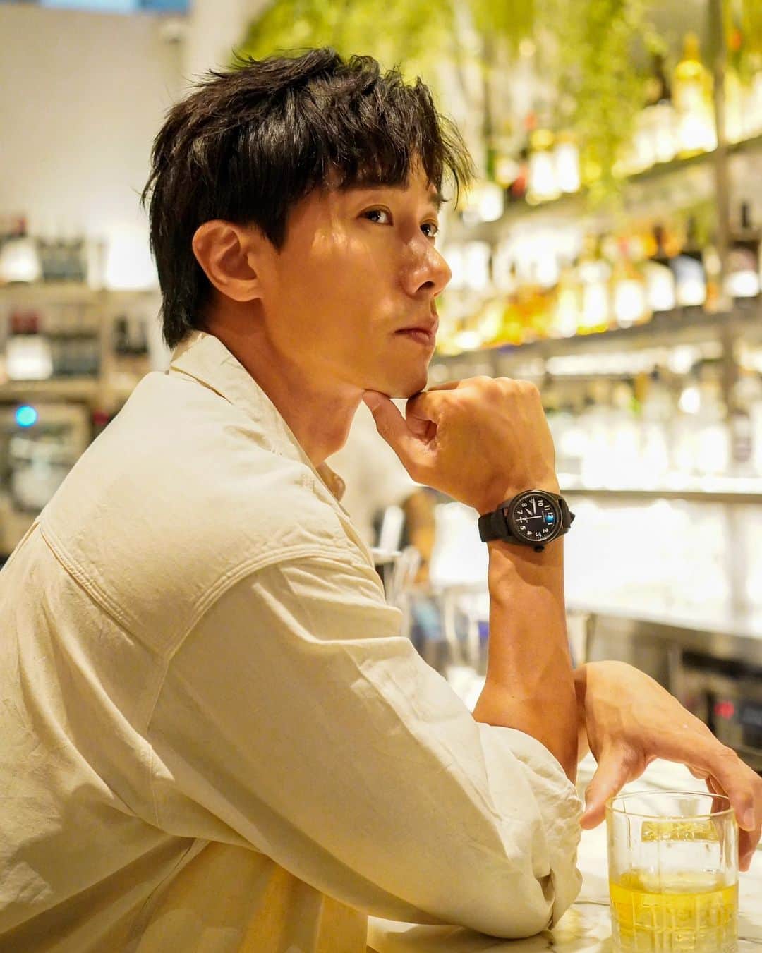 デスモンド・タンのインスタグラム：「In the presence of our soulmate, time loses its grip. Each moment shared is a precious treasure, a reminder of the special connection we hold.💙 It's Friyay, the perfect excuse to indulge in the simple pleasures of life! Happy weekend, world!  #Pilot #Zenith #ZenithWatches #PilotAutomatic #WatchesandWonders2023 #TheSkyIsYours」