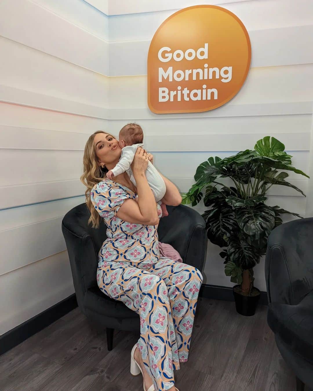 Ashley Jamesさんのインスタグラム写真 - (Ashley JamesInstagram)「Should children be allowed on public transport?   I actually can't believe this is even a debate, and I'm so sorry to any new parents - especially new mums - who have to watch this. Especially on a bank holiday weekend when you're maybe gearing yourself up to get out and about - maybe even to get on a flight. Probably nervous exactly because of people like this having these attitudes.  Look, I totally get why people don't like children in public spaces. Of course it's annoying if they're crying. And I also probably made ignorant comments too when I was childfree - but that's what they are - ignorant.   Because guess what? Children are also humans. And they have every right to exist in public spaces as adults do. It's entitled to think otherwise.  And if you don't like it: charter a private plane. Or get noise cancelling headphones.  I hate the anti child narrative. Because even if you choose to be childfree (something I feel strongly about too, our right to be childfree) - you were a child once. But also - you need children to exist so there is a pilot to fly your plane in the future.  Children who cry aren't 'misbehaving'. They're communicating that they're tired or overwhelmed or in pain. And guess what? 'disciplining them' is not going to diffuse the situation. It's going to make them more upset.   But also - parents are also doing their best to diffuse situations. And they are terrified about going out in public in case their children behave like children.  I've had awful plane journeys and the things that have helped have been all the wonderfully kind and empathetic adults who reassure me and who support me. I certainly aspire to be THAT human in the world.  I wish society was more willing to let children be children and to help and support parents. Because also - lots of people literally can't go out in public without their children because childcare is so fu*king expensive.   To the parents doing their best - I see you. And you and your child deserve to be in public spaces.   I'd way rather a crying baby than a stag party - babies are too young to understand better.  I'll try to find a clip to upload. My jumpsuit is @tuclothing (ad ambassador). 🤍💓」5月26日 18時28分 - ashleylouisejames