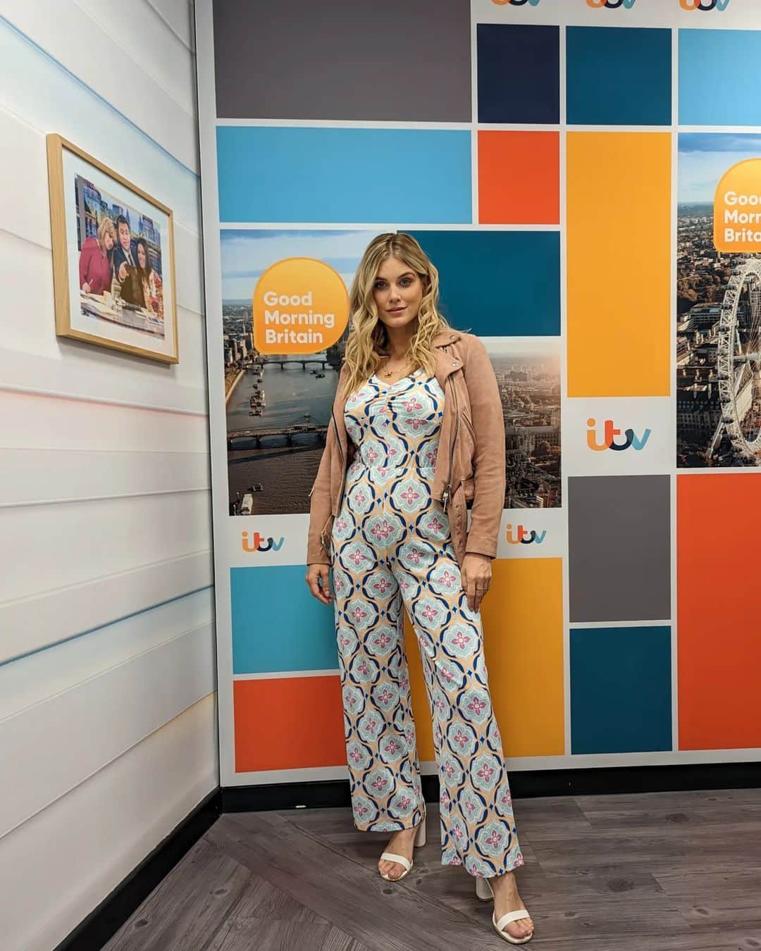 Ashley Jamesさんのインスタグラム写真 - (Ashley JamesInstagram)「Should children be allowed on public transport?   I actually can't believe this is even a debate, and I'm so sorry to any new parents - especially new mums - who have to watch this. Especially on a bank holiday weekend when you're maybe gearing yourself up to get out and about - maybe even to get on a flight. Probably nervous exactly because of people like this having these attitudes.  Look, I totally get why people don't like children in public spaces. Of course it's annoying if they're crying. And I also probably made ignorant comments too when I was childfree - but that's what they are - ignorant.   Because guess what? Children are also humans. And they have every right to exist in public spaces as adults do. It's entitled to think otherwise.  And if you don't like it: charter a private plane. Or get noise cancelling headphones.  I hate the anti child narrative. Because even if you choose to be childfree (something I feel strongly about too, our right to be childfree) - you were a child once. But also - you need children to exist so there is a pilot to fly your plane in the future.  Children who cry aren't 'misbehaving'. They're communicating that they're tired or overwhelmed or in pain. And guess what? 'disciplining them' is not going to diffuse the situation. It's going to make them more upset.   But also - parents are also doing their best to diffuse situations. And they are terrified about going out in public in case their children behave like children.  I've had awful plane journeys and the things that have helped have been all the wonderfully kind and empathetic adults who reassure me and who support me. I certainly aspire to be THAT human in the world.  I wish society was more willing to let children be children and to help and support parents. Because also - lots of people literally can't go out in public without their children because childcare is so fu*king expensive.   To the parents doing their best - I see you. And you and your child deserve to be in public spaces.   I'd way rather a crying baby than a stag party - babies are too young to understand better.  I'll try to find a clip to upload. My jumpsuit is @tuclothing (ad ambassador). 🤍💓」5月26日 18時28分 - ashleylouisejames