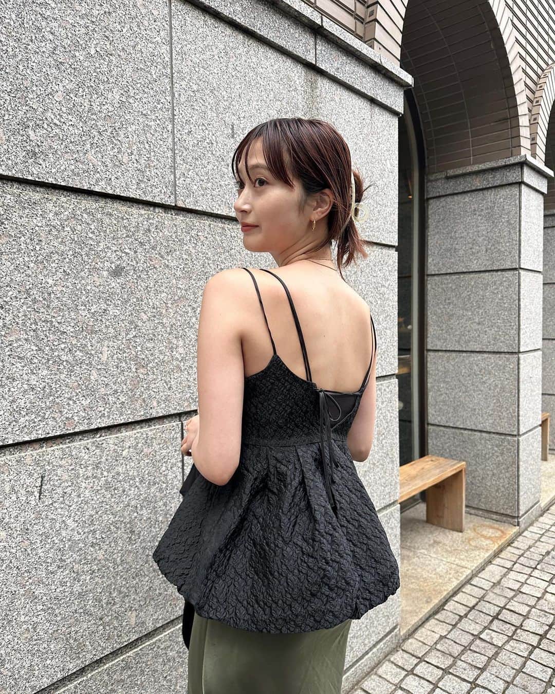 涼佳さんのインスタグラム写真 - (涼佳Instagram)「yesterday🫶🏻  最近こういう存在あるトップスにハマり中♡ ボリューミーだからストンとしたサテンのスカートに合う🐊」5月26日 18時28分 - _ryoka_870