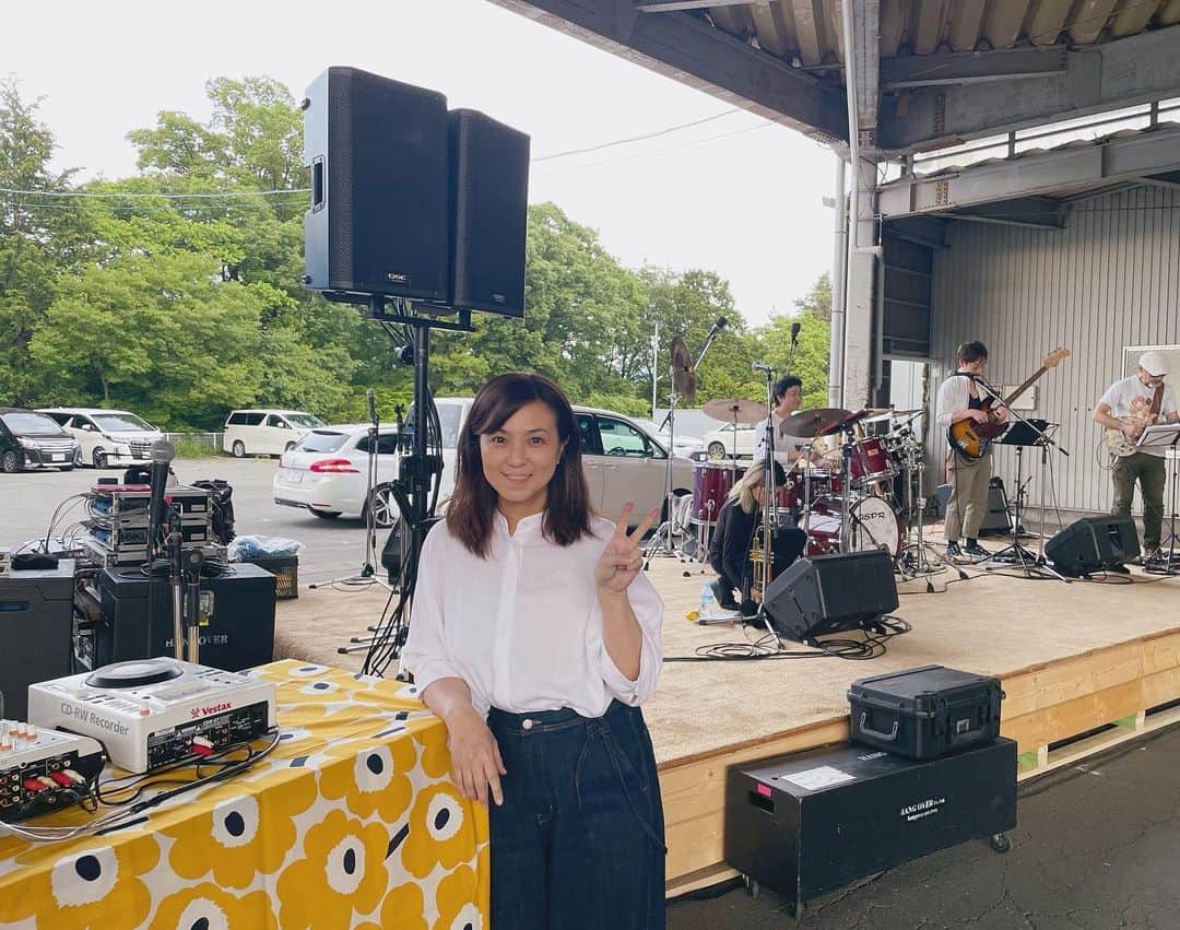 島田奈央子のインスタグラム：「そして、今回は私のDJ特設ステージも作って頂きました！ あがるー。 しかも、マリメッコのマテリアルまで。 あがりまくるー。  明日が楽しみです😊  5月27日(土) MAGIC HOUR Jazz Concert in 北杜 2023 ～平井景スペシャル～ At 山梨・北杜市・山梨住宅工業（ミサワホーム）敷地内特設ステージ 開場＆DJタイム 15:00～ / ライブ開演 16:00～（～18:00頃 終演予定） 入場料金：前売券 ¥3,000 / 当日 ¥4,000 ※入場順の自由席 ※屋根付き特設ステージにつき、多少の雨なら決行 ▼▼▼ 出演者（予定）： 平井景(Drums, Compose)、 山崎千裕(Trumpet)、 伊澤陽一(Steel Pan)、 Hank西山(Guitar)、 田中晋吾(Bass) DJ（開演前＆休憩中）：島田奈央子 前売りチケット： [ネット購入] → Bright Sun's Record公式サイトへ https://www.brightsunsrecord.com/ [直接購入] 会場（山梨住宅工業（ミサワホーム））窓口にて販売  #島田奈央子 #マジックアワージャズコンサート」