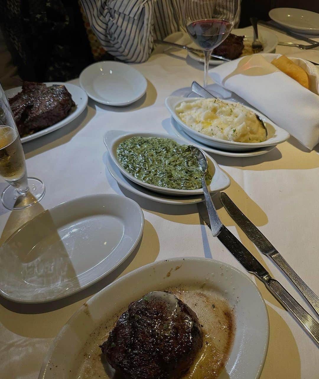 Mのインスタグラム：「旦那リクエストでステーキディナー🍽️🥩🥂 父も嬉しそうだったな😌✨  #ロサンゼルス旅行#アメリカ旅行#ルースクリスステーキハウス#ゴールデンウィーク旅行#海外旅行#子連れ旅行#子連れ海外#子連れディナー#ロサンゼルスレストラン#アーバイン生活」