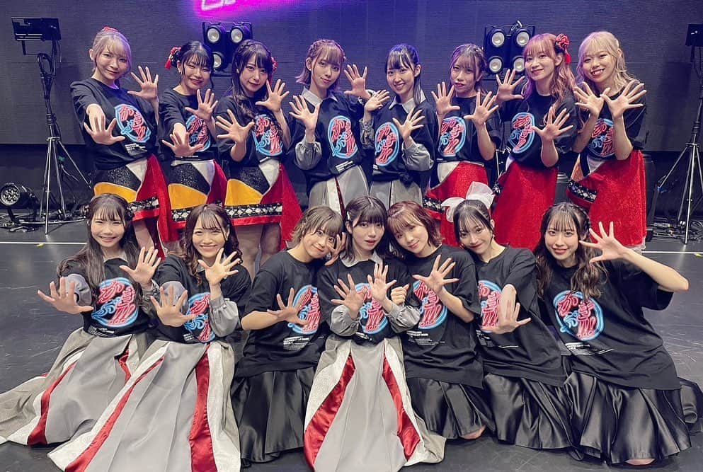 北澤鞠佳さんのインスタグラム写真 - (北澤鞠佳Instagram)「❝ ららららいぶ!!! 壱-Zepp shinjuku ❞  ご来場頂きありがとうございました👉🏻💗 ̖́-  かかかぶぶぶききき!!!に加入してから約２ヶ月でこんなに大きなステージに立たせて頂けるなんてとても嬉しかったです🥺✨  関わって頂いた スタッフさん 運営さん  そしてファンの皆様  何より、かかかぶぶぶききき!!!をずっと守り続けてくれた先輩たちがいなければ立てなかった。  本当に本当にありがとうございます！  先輩たちの背中越しにみた ステージからの景色一生忘れないだろうなっ  私は他のメンバーに比べて 出演回数が少なかったのですが MCをメンバーからもご来場頂いた皆様からもめちゃくちゃ褒めちぎって頂いて  今日ここに来て良かった。 出演すると決めてよかった。 少しでもステージを盛り上げるために活躍できて良かった。  と、そんな気持ちでいっぱいでした。  〜次はもっと大きなステージへ〜  明日からはまたシアターに出演です🙌 いつでもお待ちしておりますっ😏✨」5月26日 18時35分 - mariko_kakaka