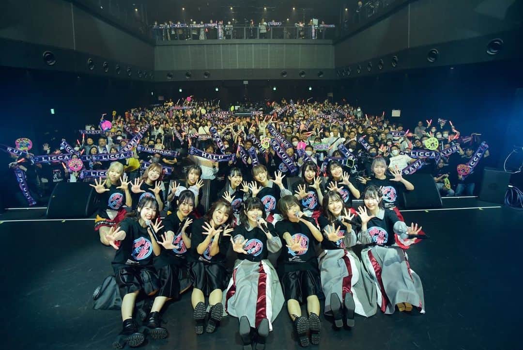 北澤鞠佳さんのインスタグラム写真 - (北澤鞠佳Instagram)「❝ ららららいぶ!!! 壱-Zepp shinjuku ❞  ご来場頂きありがとうございました👉🏻💗 ̖́-  かかかぶぶぶききき!!!に加入してから約２ヶ月でこんなに大きなステージに立たせて頂けるなんてとても嬉しかったです🥺✨  関わって頂いた スタッフさん 運営さん  そしてファンの皆様  何より、かかかぶぶぶききき!!!をずっと守り続けてくれた先輩たちがいなければ立てなかった。  本当に本当にありがとうございます！  先輩たちの背中越しにみた ステージからの景色一生忘れないだろうなっ  私は他のメンバーに比べて 出演回数が少なかったのですが MCをメンバーからもご来場頂いた皆様からもめちゃくちゃ褒めちぎって頂いて  今日ここに来て良かった。 出演すると決めてよかった。 少しでもステージを盛り上げるために活躍できて良かった。  と、そんな気持ちでいっぱいでした。  〜次はもっと大きなステージへ〜  明日からはまたシアターに出演です🙌 いつでもお待ちしておりますっ😏✨」5月26日 18時35分 - mariko_kakaka