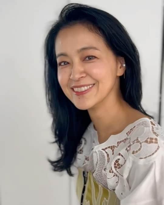 黒谷友香のインスタグラム：「皆さん、こんばんは♪ 明日はMBS「サタデープラス」 午前７時５９分～午前９時２５分　があるよ〜🤗 観てなぁ😁  https://www.mbs.jp/saturday-plus/  それから✨動画と写真は、 5月25日発行 フリーマガジン「Poco'ce(ポコチェ)」のオフショット。 動画、なんでこんなポーズ（笑）  ポコチェは表紙とカバーインタビューが載ってるよ😉 ネットからも読めるから、是非読んでね〜😄  https://pococe.presspad.store  #ralphlauren#poloralphlauren#乗馬#馬#東京#tokyo#sdgs#ログハウス#着物#ハーブ#地球温暖化#ガーデニング#LOVOT #ラボット#mediaid#diy#日本#日産 #nissan#EV#日産ariya#ai#大鵬薬品工業#バップフォーレディ#エビス#プレミアムケアハブラシ#いち瑠#黒谷友香」