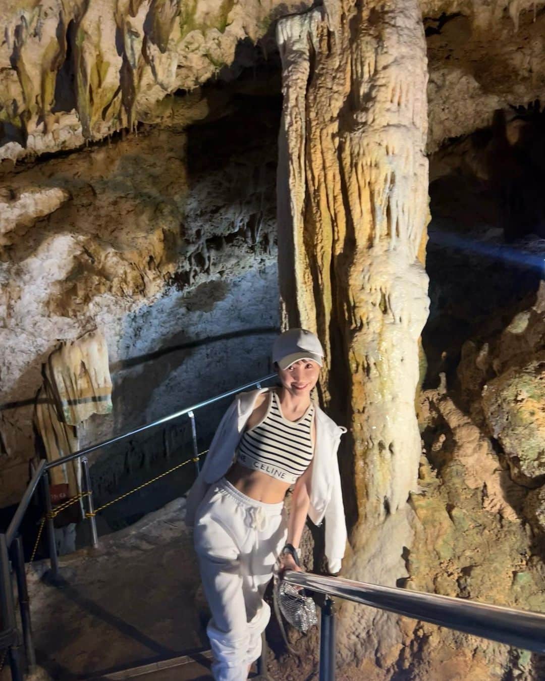 三好ユウさんのインスタグラム写真 - (三好ユウInstagram)「石垣島鍾乳洞🪨limestone caverns of Ishigakijima. ⁡ 日本で7番目の長さを誇る鍾乳洞との事👍 思ったより壮大で見応えがありました^ ^ ⁡ イルミネーションが施されている箇所も✨ シャコ貝の化石なんかも埋まっていました。  石垣島、経由ばかりで宿泊は初でしたが なかなか良かったです🌝 ⁡  ⁡ #石垣島#石垣島観光#石垣島鍾乳洞 #タビジョ#旅行好きな人と繋がりたい #沖縄旅行 #タビジョ #ilovejapan #ishigaki #okinawa #trip #国内旅行 #japanese#japantravel #trip#tripgram  ⁡#旅游#여행스냅」5月26日 19時00分 - yuu_5240