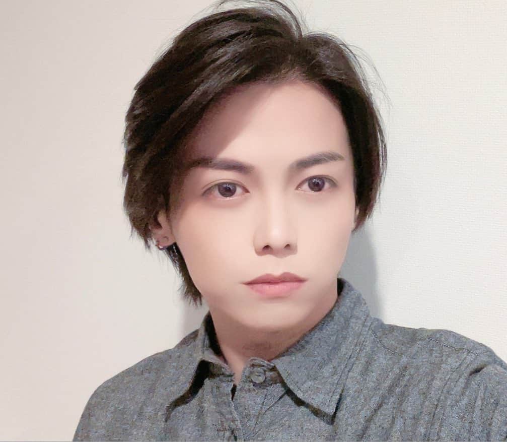 泉クリスのインスタグラム：「ちょっとだけ髪切った。  次は前髪作れるくらい 短くしてみようか。」