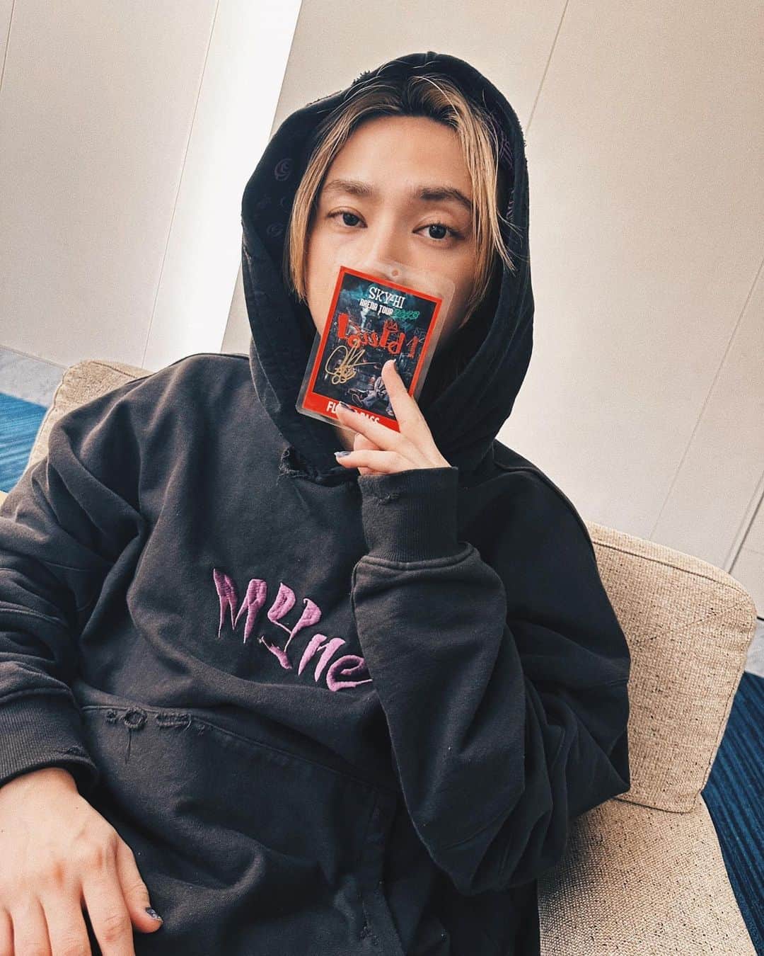 SKY-HIのインスタグラム：「FLYERS PASSにサイン🖋  会場内CD販売ブースにて対象商品をご購入いただいた方にランダムで直筆サイン入りFLYERS PASSが当たります　  先着順となります⚠️ また、ネックストラップは付きませんのでぜひご持参ください。  —  会場内CD販売ブースにて対象商品をご購入いただいた方に先着で「『SKY-HI ARENA TOUR 2023 ｰBOSSDOMｰ』FLYERS PASS」をプレゼントいたします！さらに、ランダムで直筆サイン入り！？ この機会をお見逃しなく！  東京公演 販売開始時間：13:00〜予定  ❏『SKY-HI ARENA TOUR 2023 ｰBOSSDOMｰ』会場限定CD購入特典 『SKY-HI ARENA TOUR 2023 ｰBOSSDOMｰ』FLYERS PASS（1種） ※対象商品1枚ご購入につき、1つお渡しさせていただきます。 ※ランダムでSKY-HIの直筆サイン入りFLYERS PASSが含まれています。 ※ネックストラップは付きませんので、ぜひ会場へご持参ください。  ❏対象商品 2022年12月12日発売 AL「THE DEBUT」【AVCD-63391】【AVCD-63392】【AVCD-63393】 2021年10月27日発売 AL「八面六臂」【AVCD-96816】【AVCD-96817】【AVCD-96818】 2021年2月24日発売 映像商品「This is ONLINE LIVE SHOW in 2020」【AVBD-92989】【AVXD-92991】 2020年9月23日発売 AL「SKY-HI’s THE BEST」【AVCD-96488】【AVCD-96491】【AVCD-96494】  ❏注意事項 ※対象商品の会場特典付きでのご購入は、お1人様あたり3枚迄とさせていただきます。 ※会場でのCD購入特典は上記のみとなります。他の特典はお取り扱いがございませんのであらかじめご了承下さい。  #SKYHI #BOSSDOM」