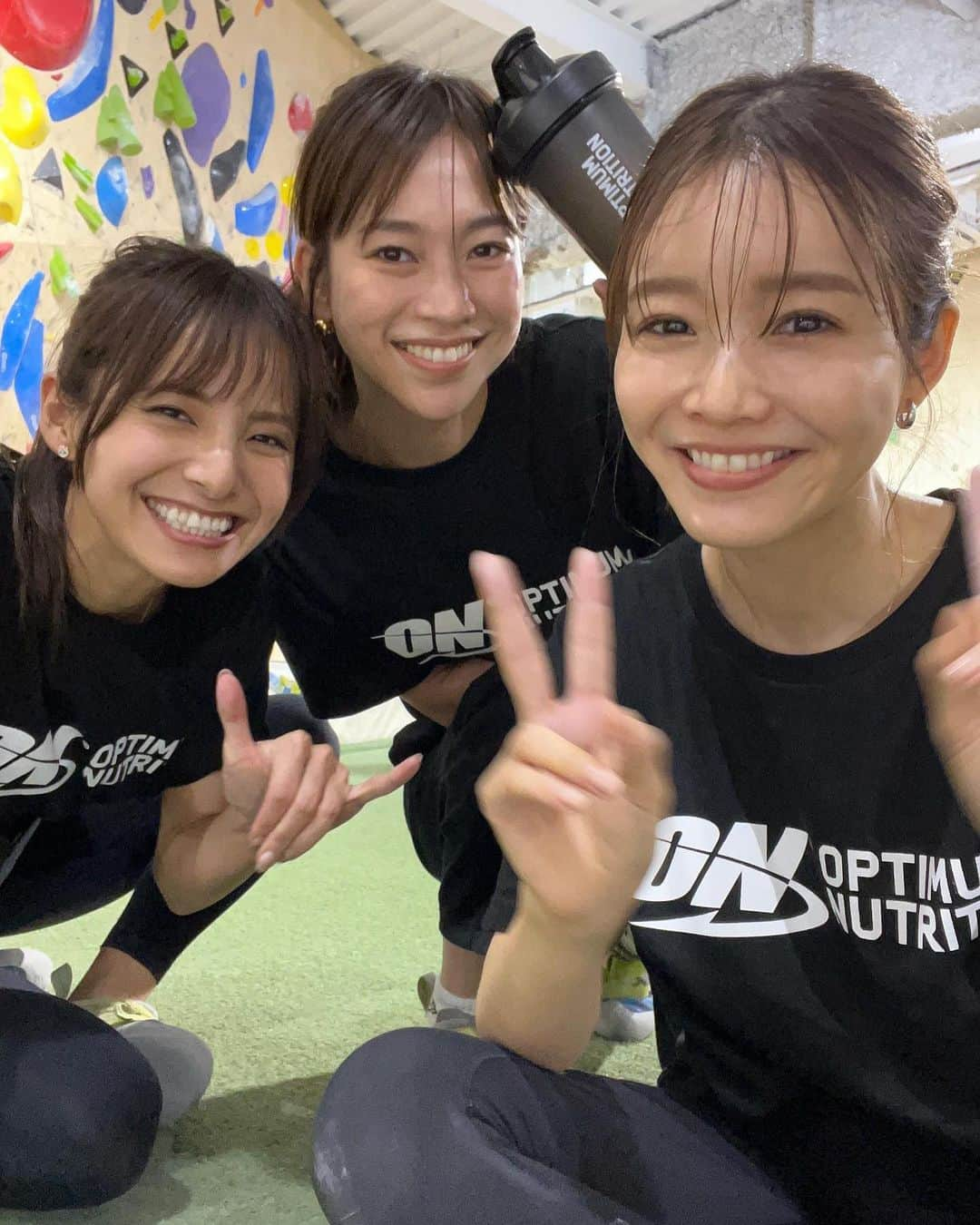 佐野千晃さんのインスタグラム写真 - (佐野千晃Instagram)「先日　@optimumnutrition_jp のイベントでほぼ初のボルダリングに行ってきたー！  スポーツクライマーの　@ogata.yoshiyuki さんがゲストで、プロの凄さを目の前で見れて圧巻！  ボルダリングめちゃくちゃ楽しいけど今は筋肉痛に襲われてる😫笑  同じチームはゴルフがめちゃうまな @yuri_konno_official さん  何年か前のフィンランド案件で一緒になった久しぶりの @inohanachihiro さん  の、2人でバチくそに楽しかった🤣笑  ボルダリングまたプライベートでやりに行こ←  終わった後はみんなでしっかりプロテイン摂取！  (美味しすぎて写真撮り忘れた)  エクストリームミルクチョコレートが水で溶かしても濃厚で美味しかったなぁ🤤  運動後のプロテインまじで大事！！  運動してなくてもタンパク質摂取のため女子は特に飲んだ方がいいよ🤤💓  #run #running #marathon #フルマラソン #マラソン #マラソン女子 #人生自由自在 #走る女子 #ファッション #ウェア #楽しく走る #ボルダリング #意外に #出来て #楽しかった #がしかし #難しい #昨日の自分を超えよう #オプティマムプロテイン #pr」5月26日 18時41分 - sanochiaki810