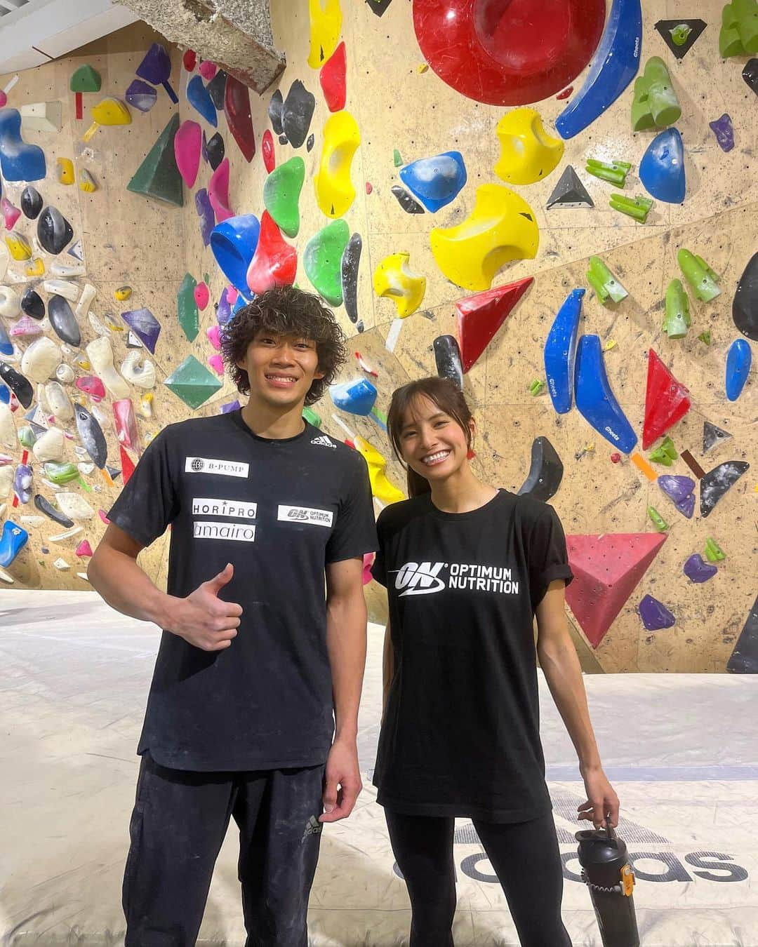 佐野千晃のインスタグラム：「先日　@optimumnutrition_jp のイベントでほぼ初のボルダリングに行ってきたー！  スポーツクライマーの　@ogata.yoshiyuki さんがゲストで、プロの凄さを目の前で見れて圧巻！  ボルダリングめちゃくちゃ楽しいけど今は筋肉痛に襲われてる😫笑  同じチームはゴルフがめちゃうまな @yuri_konno_official さん  何年か前のフィンランド案件で一緒になった久しぶりの @inohanachihiro さん  の、2人でバチくそに楽しかった🤣笑  ボルダリングまたプライベートでやりに行こ←  終わった後はみんなでしっかりプロテイン摂取！  (美味しすぎて写真撮り忘れた)  エクストリームミルクチョコレートが水で溶かしても濃厚で美味しかったなぁ🤤  運動後のプロテインまじで大事！！  運動してなくてもタンパク質摂取のため女子は特に飲んだ方がいいよ🤤💓  #run #running #marathon #フルマラソン #マラソン #マラソン女子 #人生自由自在 #走る女子 #ファッション #ウェア #楽しく走る #ボルダリング #意外に #出来て #楽しかった #がしかし #難しい #昨日の自分を超えよう #オプティマムプロテイン #pr」