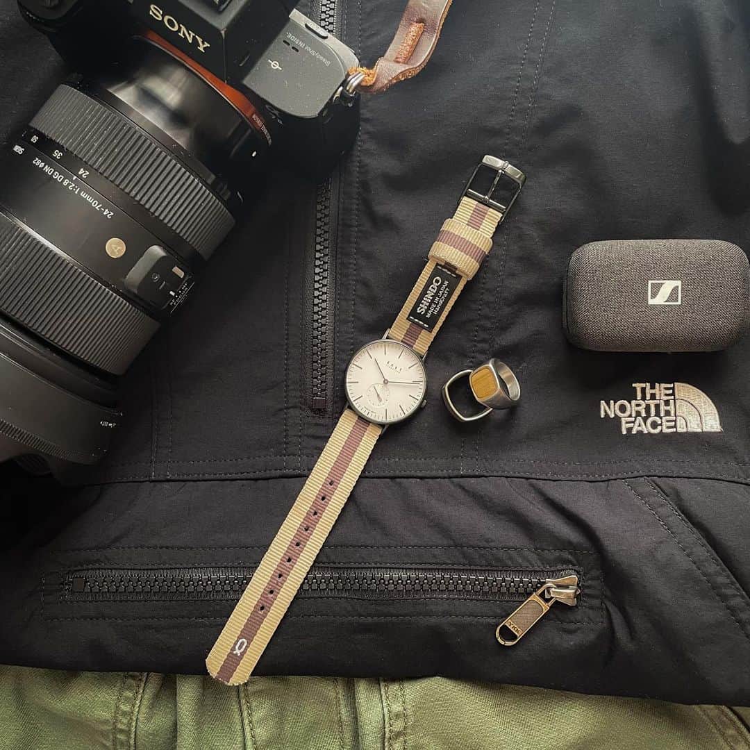 Maker's Watch Knotのインスタグラム：「. こんにちは！ 京都ギャラリーショップの竹村です⛩️  僕は、お休みの日は カメラ📸を引っ提げてお出掛けすることが多いですが  気温も高くなってきてましたので 雨、汗が気になってくる これからの季節のアクティブシーンにも 大活躍間違いなし！  福井県あわら市で製造されている 『SHINDO ナイロンストラップ』のご紹介です！  軽くて、丈夫で色味も綺麗✨ そして洗える💧  とても使い勝手も良く、ファッションにも合わせてやすいので 僕も愛用しております！  カラーバリエーションも豊富なので 是非店頭でお試しください！  お待ちしております。  時計:スモールセコンド（CS-36BKWH） ストラップ:SHINDOナイロン2ピースタイプ（SSN-18IVBR） バックル:EB-18BK  #knotwatch  #watch #wristwatch #madeinjapan #ノット  #時計 #腕時計  #国産時計  #カスタムオーダー  #京都  #kyoto  #河原町　#kawaramachi  #三条 #sanjyo #kyotojapan  #京都観光　#kyototrip #kyototravel  #japantravel  #japantrip #손목시계  #手表　#手錶　#맞춤형　#定時　#교토」