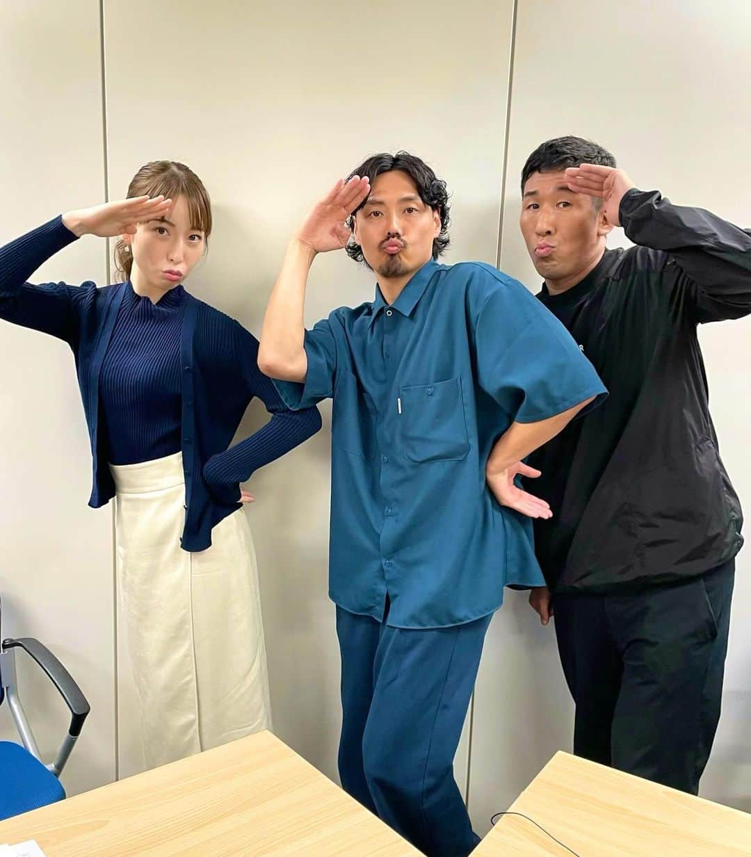 今井麻椰さんのインスタグラム写真 - (今井麻椰Instagram)「仲良しプリクラ的な🫡🫡🫡 いつも笑いをありがとうございます、お2人！！  ファイナル直前🏀🔥 たくさん話しました！真面目な話もしてます！笑  この謎の敬礼が可愛いって絶対おかしい…🫡 田村さんちょっと違う笑  #Bリーグ #bleague #バスケットLIVE #b_week」5月26日 18時48分 - maya_imai_124