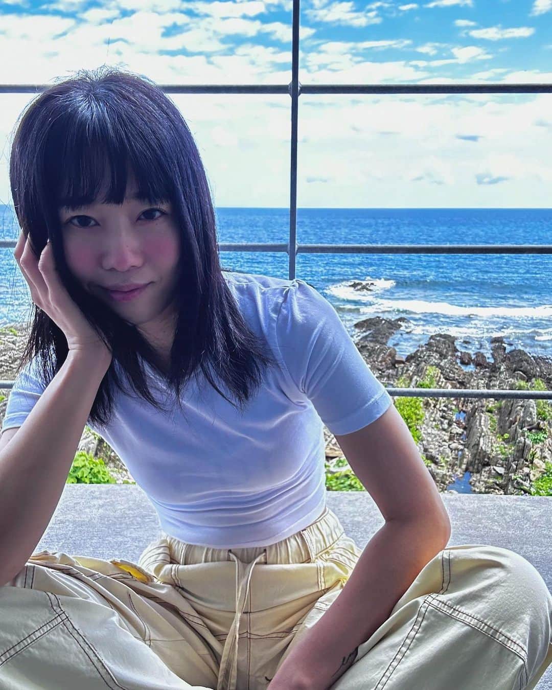 のインスタグラム：「エクステ休憩。しばらくこの長さ。 ⁡ 100%水力発電の島「屋久島」 海は真っ青。ゴミ１つ落ちてない超サステナブル島。 ⁡ 1年中雨と言われるほど雨量が多いのに 滞在中は晴天。帰る時には虹を出してくれたよ🌈 ⁡ 往復10時間半の山登りを経て 世界遺産・縄文杉に会ってきました ⁡ 最近はトレッキンググッズも 環境配慮なものが多くてハッピー ⁡ HOKA (トレッキングシューズ) ▪️ANACAPA LOW GTX PFCフリーの撥水加工, LWG認証レザー, リサイクルポリエステル, 50%大豆由来モールドプレウレタン ⁡ THE NORTH FACE (手袋とキャップ) ▪️ハイカーズグローブ リサイクルポリエステルメッシュ素材 ▪️アクティブライトキャップ リサイクルリップストップナイロン86% ⁡ ROPE PICNIC (リュック) ▪️リサイクルポリエステル撥水スクエアリュック リサイクルポリエステル ⁡ ⁡ ⁡ Take a break from Hair extension. This length for a while. ⁡ Yakushima, an island with 100% hydroelectric power. The ocean is blue. Not a single piece of trash on this ultra-sustainable island. ⁡ It rains so much that it is said to rain all year round. But during my stay, it was sunny, and when I were leaving, they made a rainbow 🌈 ⁡ After a 10.5 hour round trip mountain scrambling,  I met the World Natural Heritage Site, Jomon Cedar. ⁡ I'm happy to see so many eco-friendly trekking goods these days! ⁡ HOKA (Trekking shoes) ▪️ANACAPA LOW GTX PFC-free water-repellent finish, LWG certified leather, recycled polyester, 50% soy-based molded preurethane ⁡ THE NORTH FACE (Gloves and caps) ▪️ hiker's glove Recycled polyester mesh material ▪️ active light cap 86% recycled ripstop nylon ⁡ ROPE PICNIC (Backpack) ▪️Recycled polyester water repellent square backpack Recycled polyester」