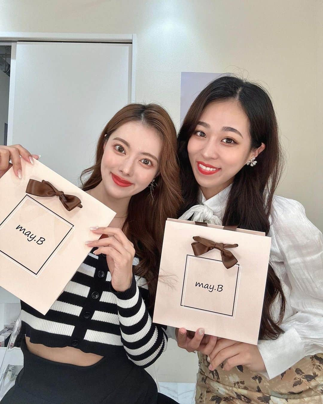 絹野志朋のインスタグラム：「. ホテル阪急インターナショナルで 5/25,26に開催されていた @may.b_official × @official_chainon  POPUPにお伺いしてきました💄💕  With @mizukichandesuyo 🥰🫶  以前からどちらの会社さんも お仕事でお世話になっていたので… 嬉しいコラボのPOPUP🥹💖  May.bのコスメを使って ポイントメイクをして頂いたり Chainonスタイリストさんに ヘアセットして頂いたり🥰 美意識がぐんと上がる時間でした💕  May.bコスメが可愛すぎて どんどんコレクションしてます🤭 自分で使うのも楽しみだな〜♡ . また新コスメ使ってみた感想も レポしますね😚💕 .」
