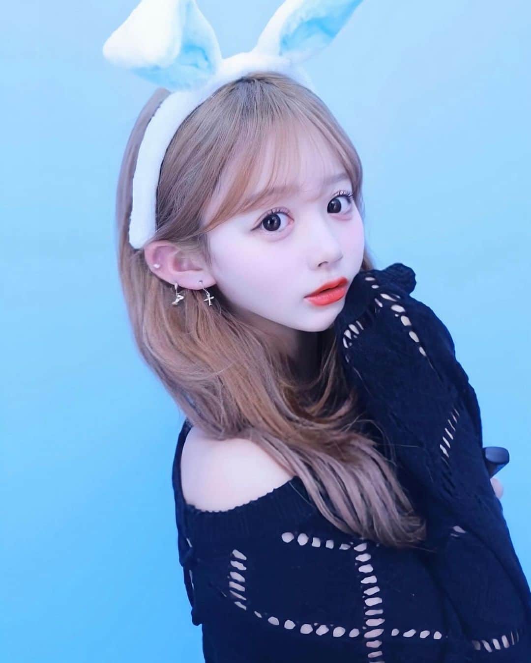 のインスタグラム：「新大久保にあたらしくできた　@broomstudio_tokyo にいってきた🌼 韓国のプリクラでかわいい🍓帽子とかカチューシャとかあったから友達とお揃いにつけてもかわいかったよ🐶」