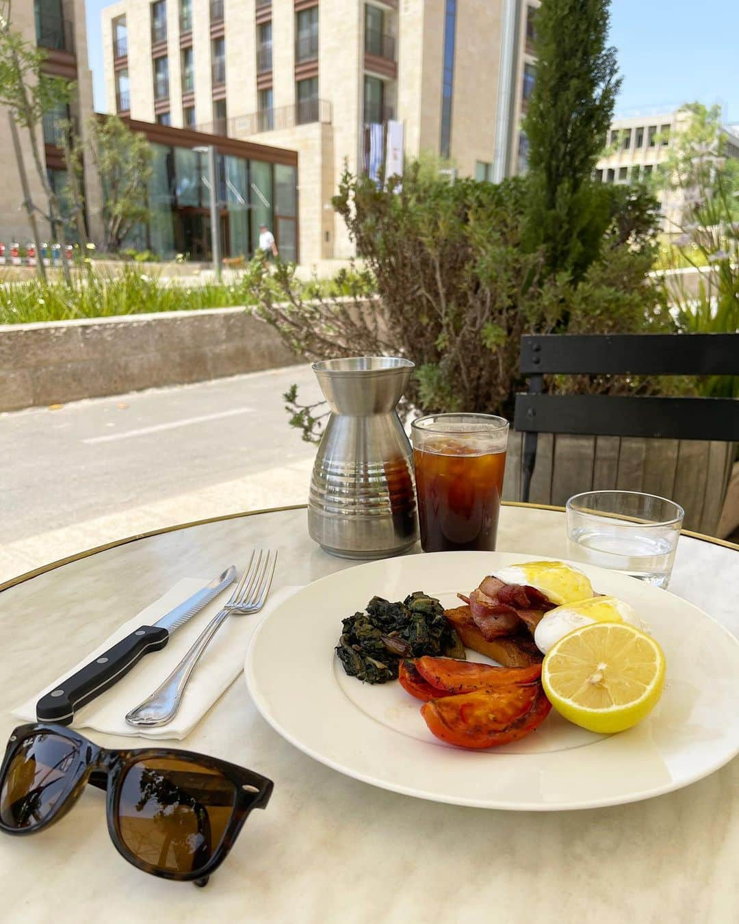 新田朝子のインスタグラム：「Best season in Jerusalem for brunch during a morning walk🐾☕️  #jerusalem #middleast #endofmay #inthemorning #brunch🍴 @talbiye」