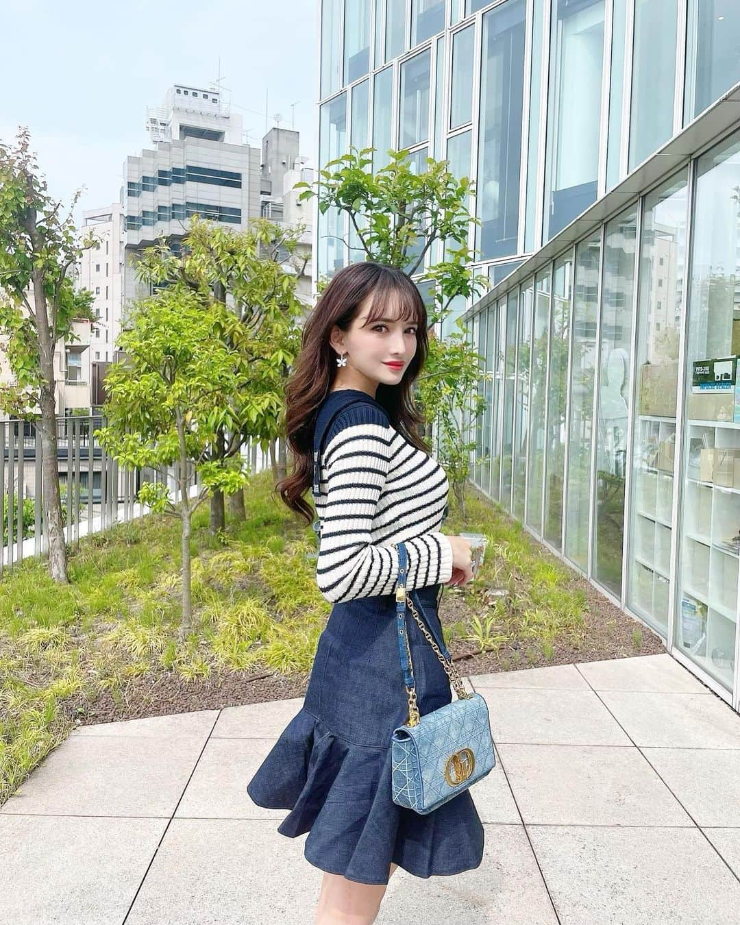 のインスタグラム：「coordinate🩵🤍 #tops #dior  #skirt  @ricord_official  #bag #dior  . . ricordのハイウエストのデニムスカート🤍 形が可愛すぎる🧚‍♀️ . . #ootd #表参道カフェ #表参道ランチ #lunch」