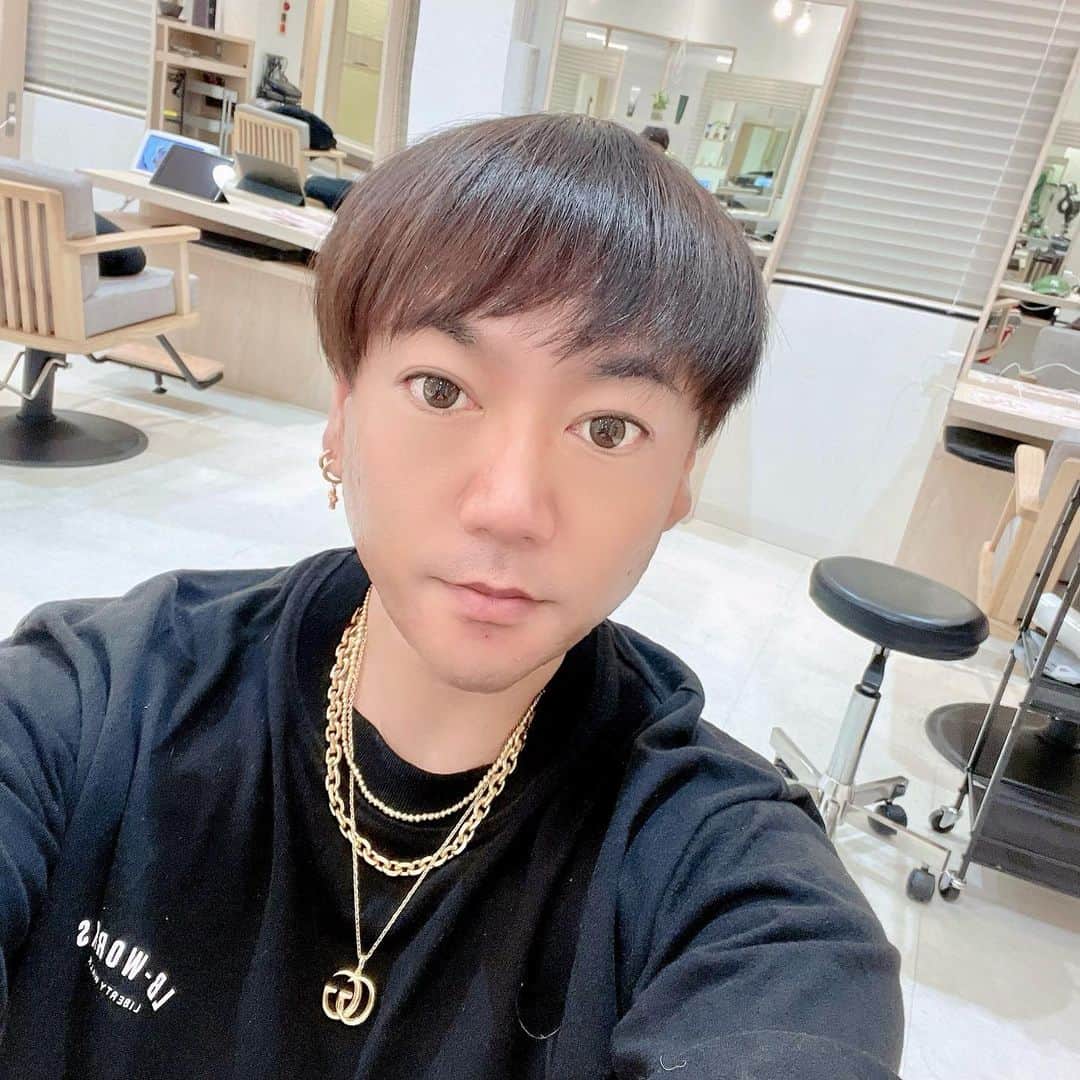 キングケバブ店長のインスタグラム：「2ヶ月ぶりに髪の毛カットしてきた💇 どうですか？  #キングケバブ店長」