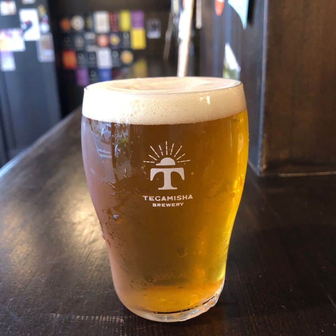 手紙社さんのインスタグラム写真 - (手紙社Instagram)「【TEGAMISHA BREWERY】本日のタップリストはこちら。新規開栓はありません。写真は2のさくらの花酵母で醸造したペールエールです。通常のペールエールよりもIBU（苦み）を少し低めに設定してよりドリンカブルになるよう醸造してます。こちらも限定で残り少なくなってますのでお早めにどうぞ。本日もお待ちしております。  1、こビール（Style:ウエストコーストIPA） 醸造所:いわて蔵ビール（一関市）　 こびる（小昼：ちょっと休憩という方言）とビールの造語。遠野産ホップIBUKIを使用し、その他のホップと柑橘系の香りのあるウエストコーストIPA  2、さくらペールエール（Style:アメリカンペールエール） 醸造所:伊勢角屋麦酒（伊勢市） マスカットの様なエステルと爽やかな酸味をやさしく作り出すさくらの花酵母で醸造。春にぴったりな華やかな香りと爽やかですっきりとした味わいのペールエール  3、Hoya Boya（Style:ヘイジーIPA） 醸造所:BLACK TIDE BREWING（気仙沼市）　 Mosaicシングルホップで苦味を抑えトロピカルなフレーバーが存分に楽しめるヘイジーIPA  4、WHITE HOLE（Style:DDH DIPA） 醸造所:うちゅうブルーイング（北杜市） 醸造を重ねるごとに改良を重ねる鉄板レシピのWHITE HOLE！！ゴリゴリとエレガントの狭間から五次元フルーツが生まれる。タンジェリンピーチネクターちょいライチ！！！  5、Sharp Shooter Session IPA（Style:セッションIPA） 醸造所:Anglo Japanese Brewing（野沢温泉） ジューシーさ満載！クラシックなNE IPAのパンチがありながらアルコールは5%でめちゃくちゃ飲みやすい  6、Aromatic four アロマティックフォー（Style:IPA） 醸造所:Mountain River Brewery（杉並区久我山） ココナッツやメロン、マンゴーのようなトロピカルな香り、後からグレープフルーツのような柑橘香が香り、口に含むと果実をかじったかのような味わいで後味にしっかりとした苦味  7、Pop‘n Hop（Style:アメリカンIPA） 醸造所: 奈良醸造（奈良市） シトラス、ベリー、マンゴー、パッションフルーツのフレーバー、Kveik酵母を使用することで柑橘の果皮を思わせる香りを重ねて、さらに味わい豊かに仕上げている  8、Zuppado - SMaSH Pale Ale（Style:SMaSH Pale Ale） 醸造所:Be Easy Brewing（弘前市） 1種類のモルトと１種類のHopで醸造するSMaSH!どこか落ちついてる雰囲気が感じられすっきりフルーティーで最初の１杯から最後の１杯まで飽きずに飲める  9、【限定醸造】スタウト（Style:スタウト） 醸造所:宮崎ひでじビール（延岡市） 焦がし麦のほろ苦さとエスプレッソコーヒーのようなアロマ漂い、濃厚でありながら喉越しはスムーズナッツの香ばしさやハーブのフレーバーも余韻で楽しめる香り高く濃厚なスタウト  10、駒ヶ岳エール（Style:ストロング・ゴールデンエール） 醸造所:南信州ビール（駒ヶ根市）　 ゴールデンエールのストロングバージョン。グレープフルーツのような柑橘系のフレーバーが楽しめ、カスケードホップのアロマとややスパイシーなフレーバーが特徴で、ドライな飲み口が楽しめる  11、雑穀ヴァイツェン　ver春夏（Style:ヴァイツェン） 醸造所:麦雑穀工房（埼玉県小川町） 軽やかでまろやかな口あたりと滋味あふれる味わいが特徴のオリジナルヴァイツェンのライトカラーな春夏バージョン  12、爽やか熊のラガー（Style:India Pale Lagar） 醸造所:秩父麦酒（秩父市） 軽くキレのあるモルト感と清涼感ある呑み心地。やや高めのアルコール度数を感じさせない、ゴクゴク系のドリンカブルなインディア・ペール・ラガー  13、Myth ミス（Style:ベルジャンホワイト） 醸造所:ライオットビール（世田谷区砧）　 爽やかな柑橘とコリアンダーシードが香り優しいアロマと小麦の口当たりが感じられるベルジャンホワイト  TEGAMISHA BREWERY 〈営業時間〉 平日（月）16:00〜21:00、平日（水・木・金）16:00〜22:00、土・日・祝日　12:00〜22:00 L.O （月曜はフード20:00、ドリンク20:30、 その他の曜日、祝日はフード21:00、ドリンク21:30）　  〈定休日〉 火（火が祝日の場合は営業し翌日が振替休業となります） 東京都調布市下石原2-6-14　ラ・メゾン1階 tel　042-444-0660　  #TEGAMISHABREWERY #手紙舎 #クラフトビール #いわて蔵ビール #伊勢角屋麦酒 #秩父麦酒 #ライオットビール #うちゅうブルーイング #MountainRiverBrewery #奈良醸造 #BeEasyBrewing #宮崎ひでじビール #南信州ビール #麦雑穀工房 #AngloJapaneseBrewing #BLACKTIDEBREWING」5月26日 18時52分 - tegamisha