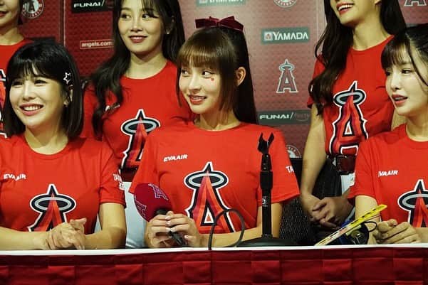 ベースボール専門メディア「Full-Count」のインスタグラム：「台湾から「楽天ガールズ」がロサンゼルスへ🇺🇸  エンゼルス仕様の赤い衣装でパフォーマンスし、球場を沸かせました👏👏  #angels #rakutengirls」