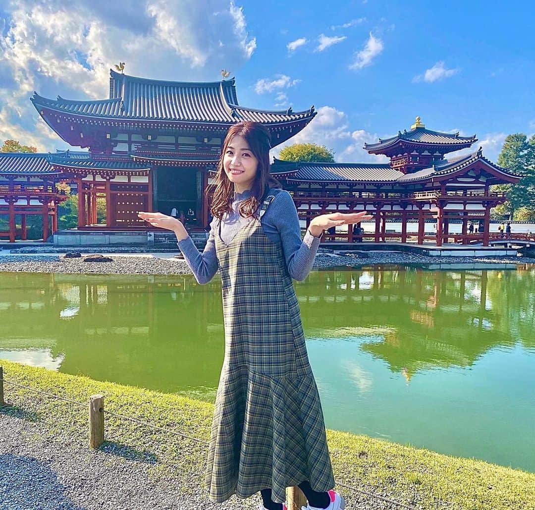 のインスタグラム：「🇯🇵⛩️✨  ●平等院鳳凰堂 10円玉でおなじみですね！ 昨年ファンツアーで皆さんと訪れた思い出の場所  ●宇治上神社 地元の従姉妹ちゃんと2人でぶらり  本殿は平安時代。拝殿は鎌倉時代。 ともに神社建築として日本最古なんですって！  #京の小話 #地元ぶらり」