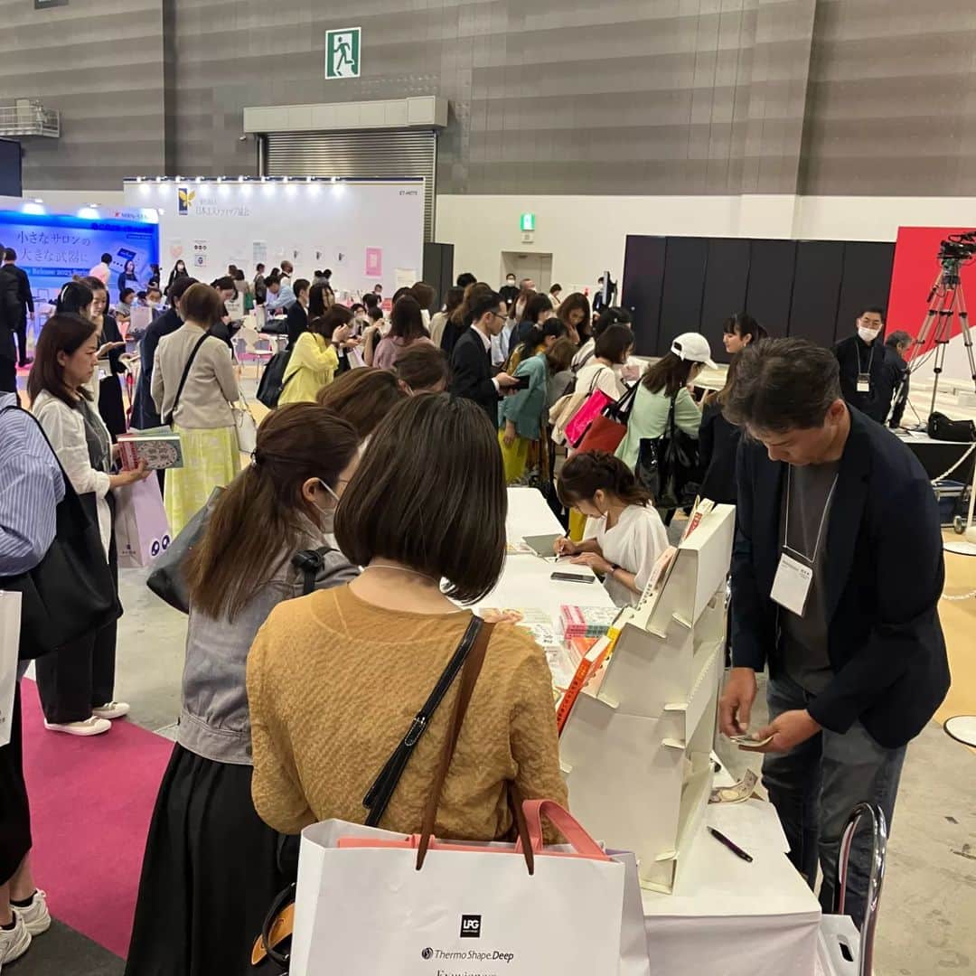 大久保愛さんのインスタグラム写真 - (大久保愛Instagram)「食薬講演会の様子が今日の夕刊フジの記事になりました。  BeautyWorldJapan東京は、規模が大きく来場者数半端なかったです。 そして、皆様のお陰で今回も無事大盛況で大成功でした。  ご参加いただいたかた、食薬セレクトとしてご協賛いただきました企業の皆様、設営のかた、ビューティーワールド本部のかた、心より感謝申し上げます。  次回、食薬講演会全国ツアー第4都市目は名古屋です。7/26メインステージで開催します。  お時間あるかた、ぜひ遊びに来てください✨ #食薬習慣 #薬膳 #国際中医師 #国際中医美容師 #大久保愛 #漢方薬剤師 #薬膳料理家  #腸内細菌検査協会 #産経新聞 #夕刊フジ #ビューティーワールド #薬剤師 #食薬講演会 #食薬セミナー #食薬レシピ #食薬ごはん」5月26日 19時00分 - aivonne85