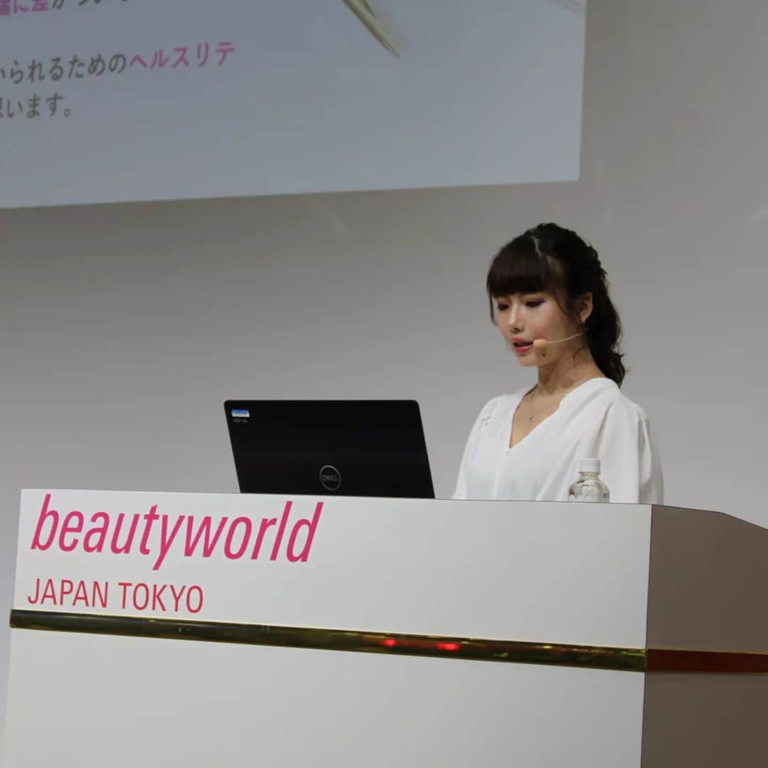 大久保愛さんのインスタグラム写真 - (大久保愛Instagram)「食薬講演会の様子が今日の夕刊フジの記事になりました。  BeautyWorldJapan東京は、規模が大きく来場者数半端なかったです。 そして、皆様のお陰で今回も無事大盛況で大成功でした。  ご参加いただいたかた、食薬セレクトとしてご協賛いただきました企業の皆様、設営のかた、ビューティーワールド本部のかた、心より感謝申し上げます。  次回、食薬講演会全国ツアー第4都市目は名古屋です。7/26メインステージで開催します。  お時間あるかた、ぜひ遊びに来てください✨ #食薬習慣 #薬膳 #国際中医師 #国際中医美容師 #大久保愛 #漢方薬剤師 #薬膳料理家  #腸内細菌検査協会 #産経新聞 #夕刊フジ #ビューティーワールド #薬剤師 #食薬講演会 #食薬セミナー #食薬レシピ #食薬ごはん」5月26日 19時00分 - aivonne85