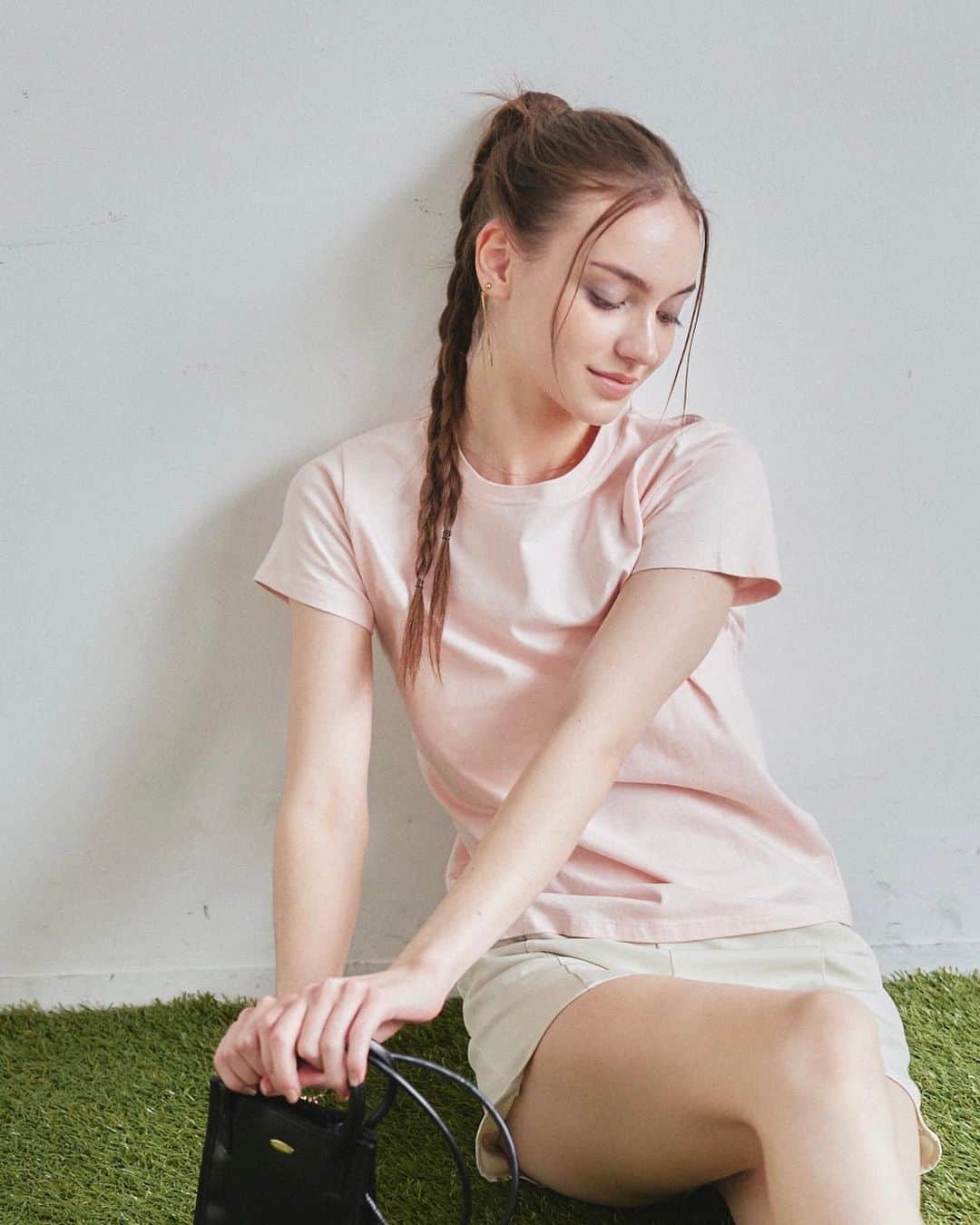 Vannie Officialのインスタグラム：「VANNIE U 2023 summer COLLECTION  vol.02 ⁡ 🏷item ▪︎オーバルロゴTシャツ white │ black │ pink │ ¥2,530 tax in  ▪︎ハイウエストショートパンツ black │ ivory │ beige │ ¥3,960 tax in  ▪︎ポシェットミニショルダーバッグ black │ other │ ¥3,960 tax in  #vannie_u #ヴァニーユー #zozoでしか買えない」
