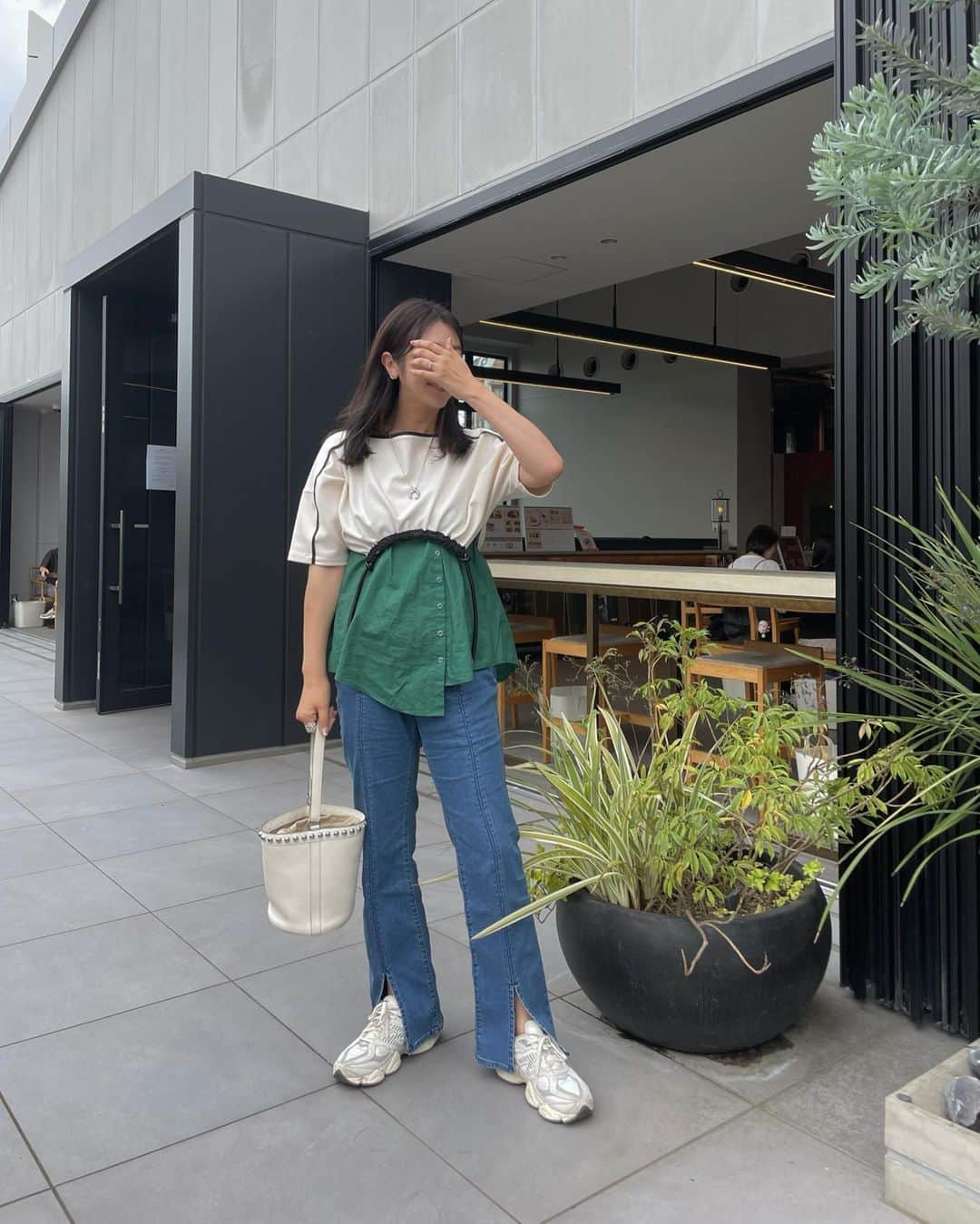 のインスタグラム：「☆ 𝕠𝕦𝕥𝕗𝕚𝕥 ☆  . 再販しないかなぁと心待ちにしていた  @gu_for_all_  #ハイライズフロントスリットフレアジーンズ   形が綺麗すぎるし 脚長効果すごすぎだし  黒も買おうかな❤︎  . .  #gu #gu_for_all #gupr#高身長コーデ#40代コーデ #40代ファッション#大人カジュアル#骨スト#骨格ストレート#シンプルコーデ#ブラックコーデ #キレイめコーデ#プチプラコーデ #プチプラファッション#elendeek #un3d」
