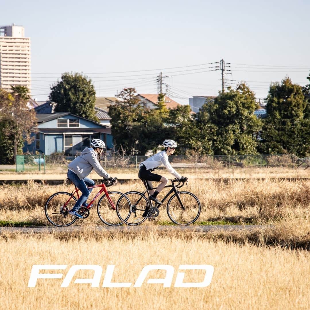 NESTOのインスタグラム：「【ロードバイク紹介】 FALAD(ファラド)の走りはあなたの中にある冒険心を後押しする原動力になる  FALAD(ファラド)は、上位モデルALTERNA (オルタナ) と同じフレームを採用し、初めてのロードバイクとして十分以上な走行性能を持った、NESTO スタンダードモデルを代表するロードバイクです。  初めてロードバイクに乗る人が乗りやすいのはもちろん、乗り慣れてからでもきっと満足にサイクリングを楽しんでいただけるロードバイク「FALAD」を今回は紹介します。  詳しくはこちら👇  https://nestobikes.com/info-useful/230525-falad/   #ロードバイクのある生活 #自転車 #自転車通学 #ロードバイク #NESTObikes #ロードバイク好きな人と繋がりたい #自転車のある生活 #FARAD #FALADPRO」