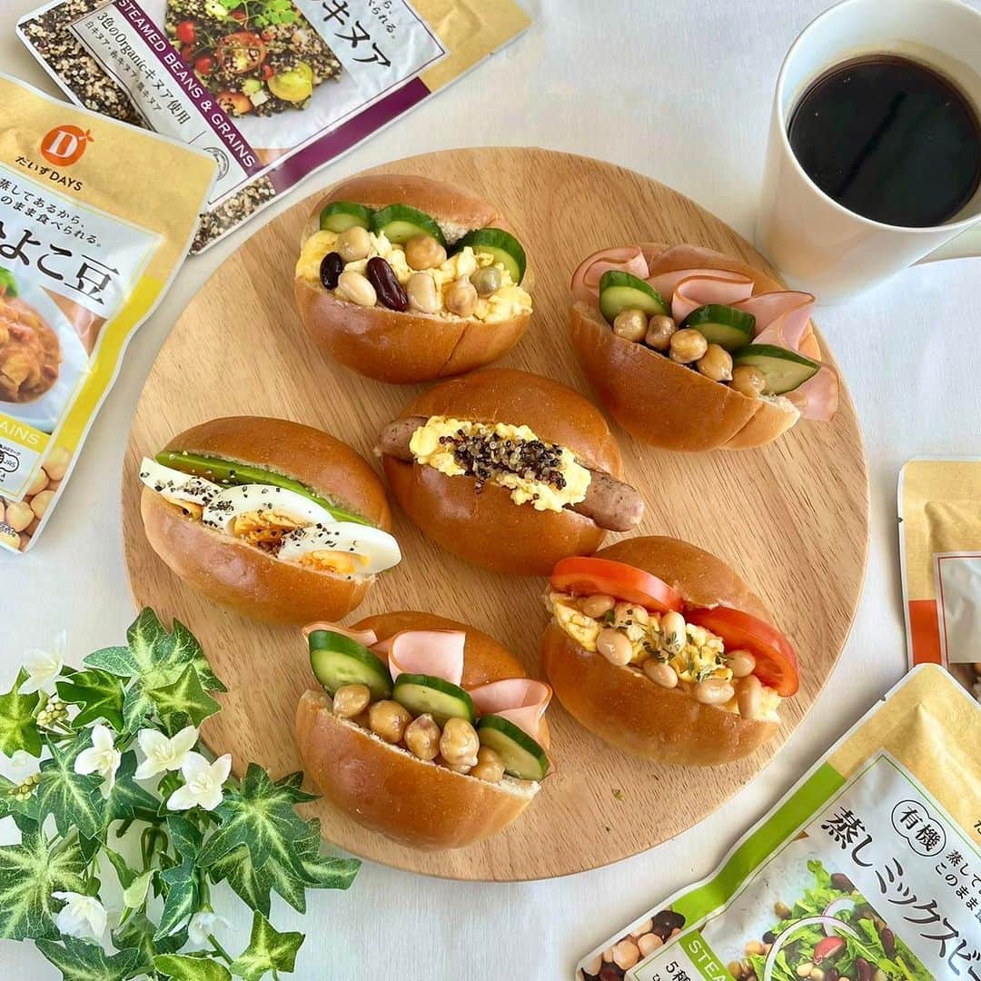 のインスタグラム：「こんばんは🌙 だいずデイズの蒸し豆は洋風にもピッタリ！ 本日はロールパンサンドに蒸し豆も仲間入り☺️  ツナ、マヨネーズ、きゅうり、たまご、ハムなどなど 具材を挟むときに蒸し豆も仲間入り💫  大豆やミックス、キヌアなど、 蒸しているからトッピングに使えて便利ですよね💫 あとがけでも🙆‍♀️  蒸し豆を入れることで 蒸し鶏の代わりにたんぱく質補給にも👍  ぜひお試しください！  #だいずデイズ #daizudays  #オーガニック　#ソイプロテイン　#植物性たんぱく質　#ロールパン #サンド」