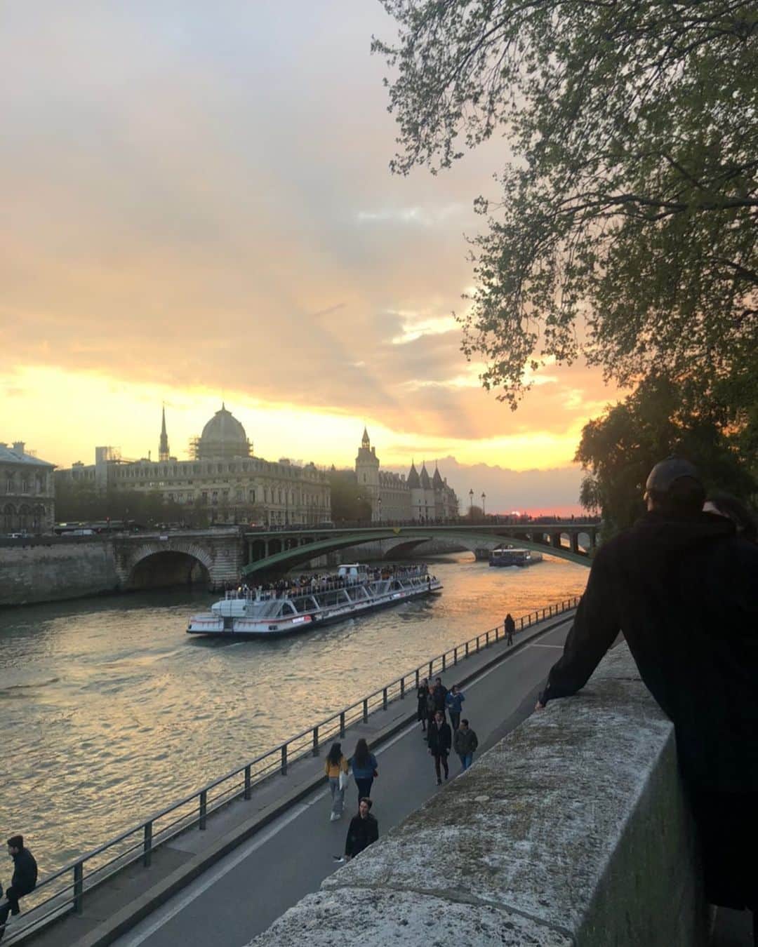 【公式】インビジョン株式会社さんのインスタグラム写真 - (【公式】インビジョン株式会社Instagram)「インビジョンのパリ支部から送られてきた写真。本当に良い写真🇫🇷🦈 #paris #パリ #セーヌ川 #laSeine #パリの夕陽も素晴らしい #中目黒の夕陽だって素晴らしい #素敵なものは案外自分の近くにあったりする #気がつかなかったり見過ごしているだけ ****************************** #invision #インビジョン #中目黒 #おダシ屋 #HR #新卒 #地方創生  おダシ、それは自然と出てしまう魅力。 いいおダシが出てはじめて、顔が見える。 いいおダシが出てはじめて、人が集まる。 あなたの行き場のない熱意こそ、おダシを出す火種。 その火をあおいで、アク取って、いいダシ出すのが私たち。  invisionは、企業や地域のおダシ屋です。」5月26日 19時00分 - invision_inc